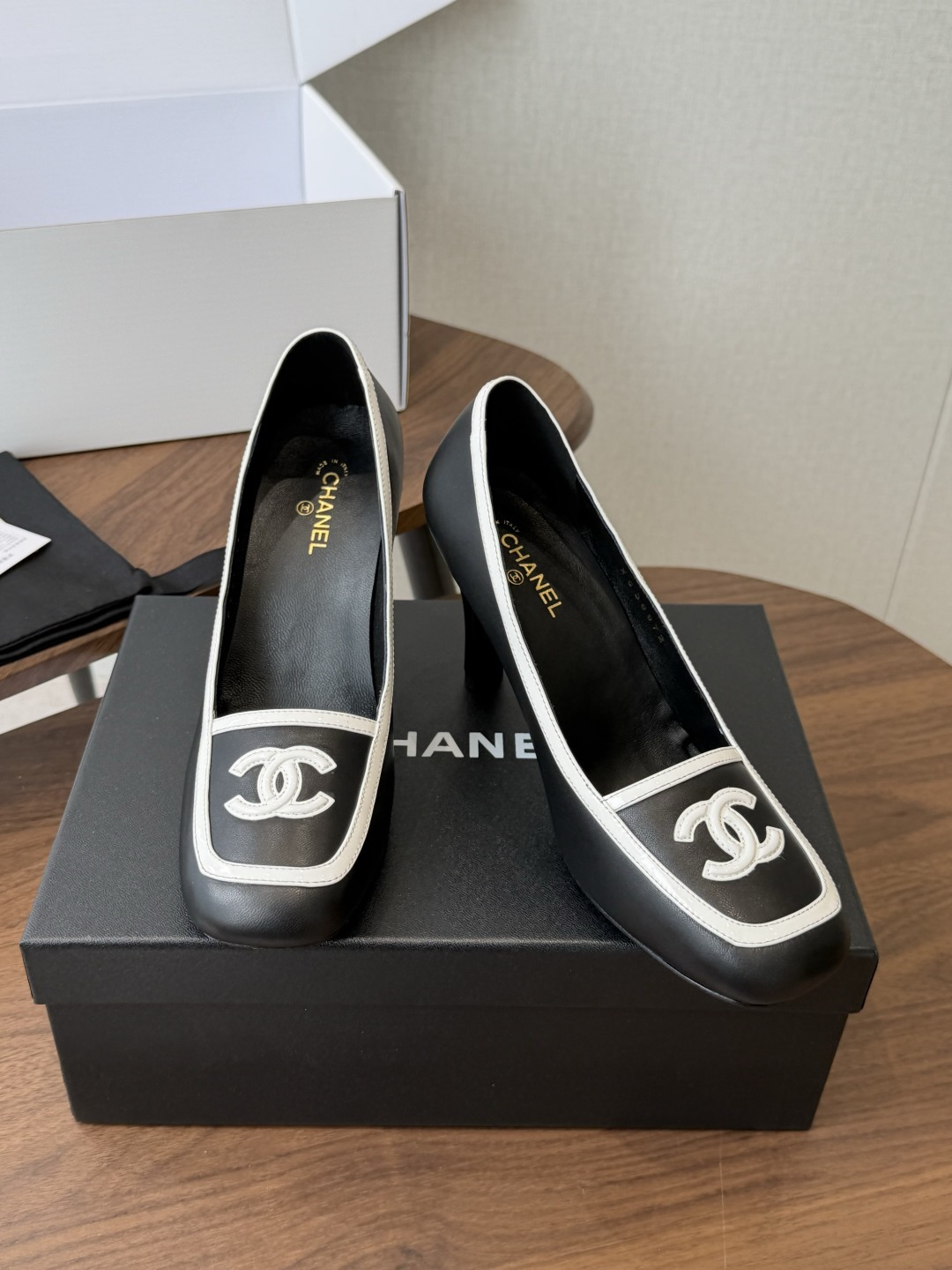 Chanel26SS早春新款方头拼色高跟鞋 经典方头鞋型自带复古高级感,拼色设计瞬间点亮整体造型,把香奈儿的品牌辨识度拉 Chanel26SS早春新款方头拼色高跟鞋 经典方头鞋型自带复古高级感,拼色设计瞬间点亮整体造型,把香奈儿的品牌辨识度拉