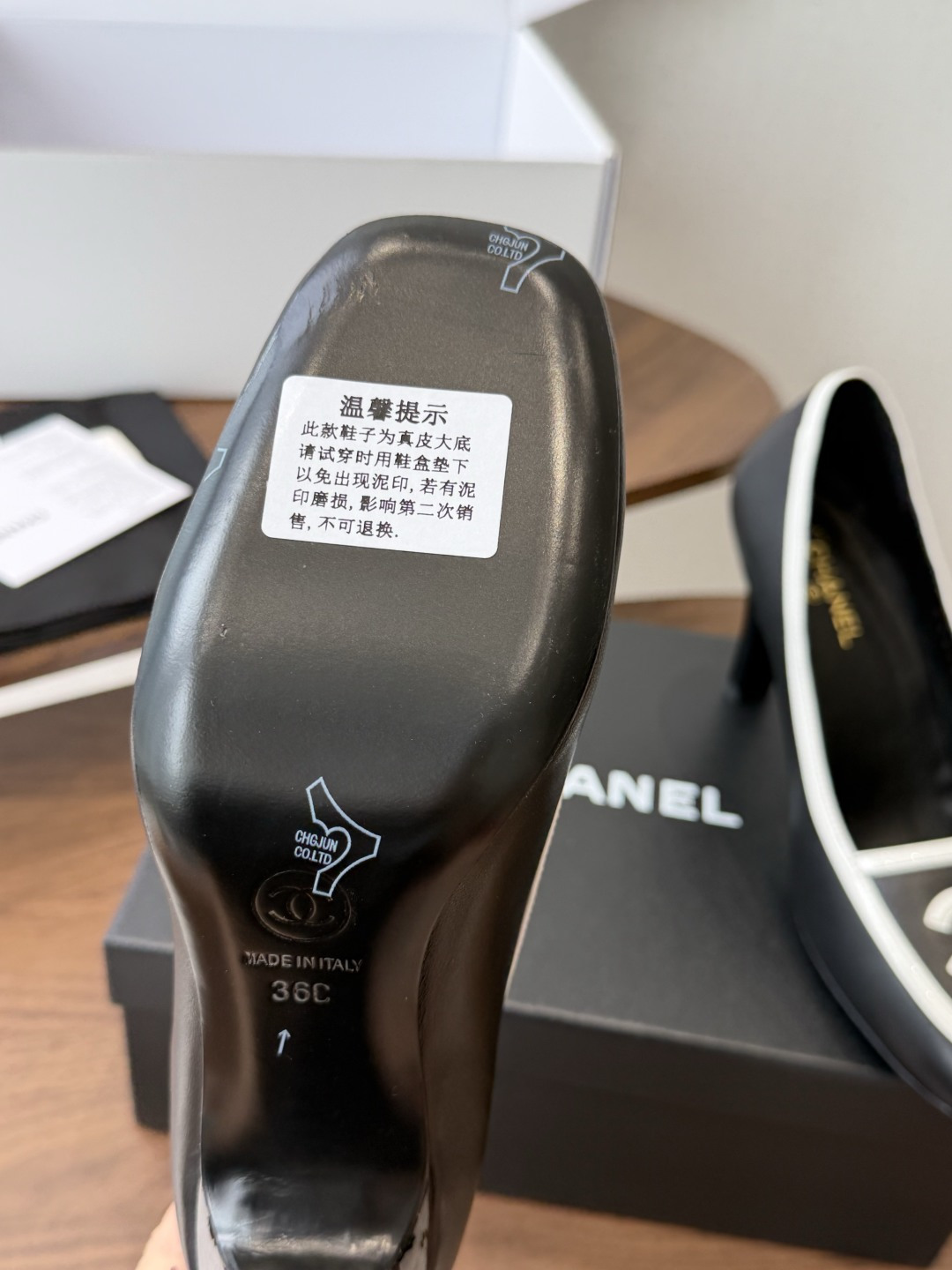 Chanel26SS早春新款方头拼色高跟鞋 经典方头鞋型自带复古高级感,拼色设计瞬间点亮整体造型,把香奈儿的品牌辨识度拉 Chanel26SS早春新款方头拼色高跟鞋 经典方头鞋型自带复古高级感,拼色设计瞬间点亮整体造型,把香奈儿的品牌辨识度拉