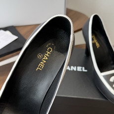 Chanel26SS早春新款方头拼色高跟鞋 经典方头鞋型自带复古高级感,拼色设计瞬间点亮整体造型,把香奈儿的品牌辨识度拉 Chanel26SS早春新款方头拼色高跟鞋 经典方头鞋型自带复古高级感,拼色设计瞬间点亮整体造型,把香奈儿的品牌辨识度拉