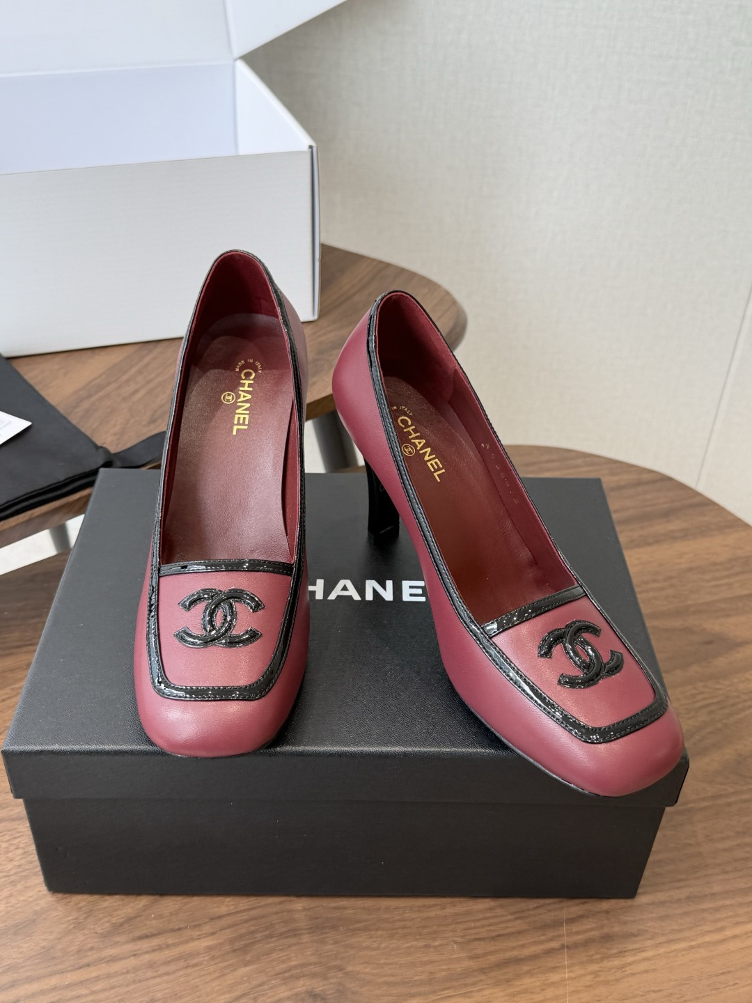Chanel26SS早春新款方头拼色高跟鞋 经典方头鞋型自带复古高级感，拼色设计瞬间点亮整体造型，把香奈儿的品牌辨识度拉