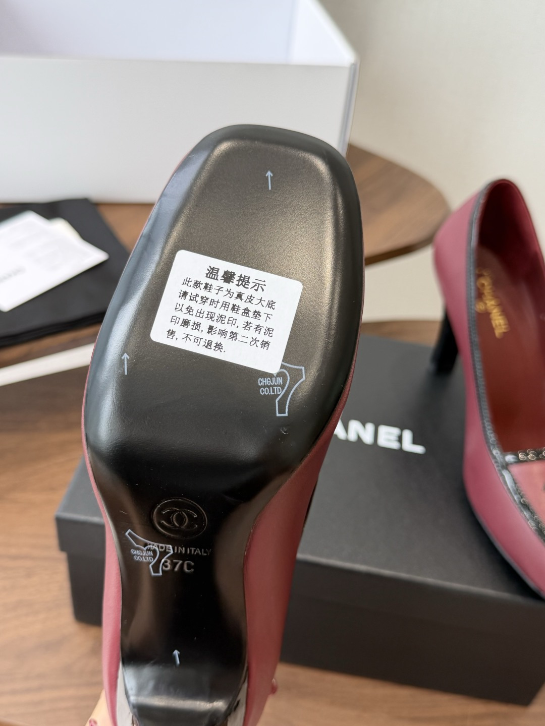 Chanel26SS早春新款方头拼色高跟鞋 经典方头鞋型自带复古高级感，拼色设计瞬间点亮整体造型，把香奈儿的品牌辨识度拉