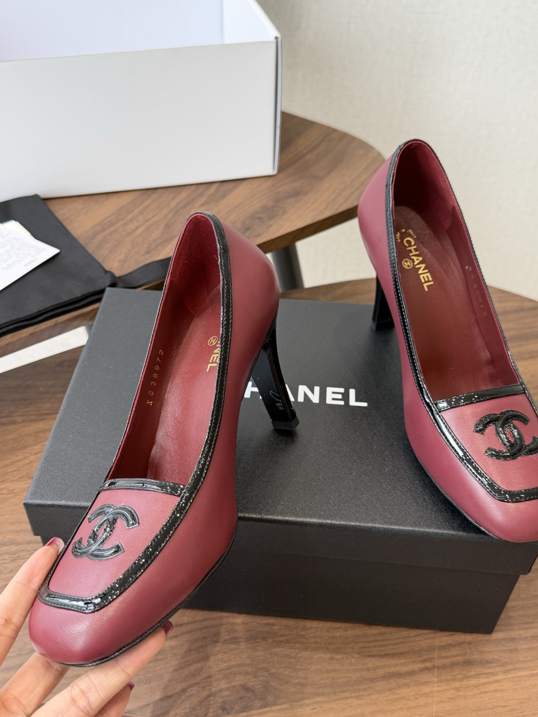 Chanel26SS早春新款方头拼色高跟鞋 经典方头鞋型自带复古高级感，拼色设计瞬间点亮整体造型，把香奈儿的品牌辨识度拉