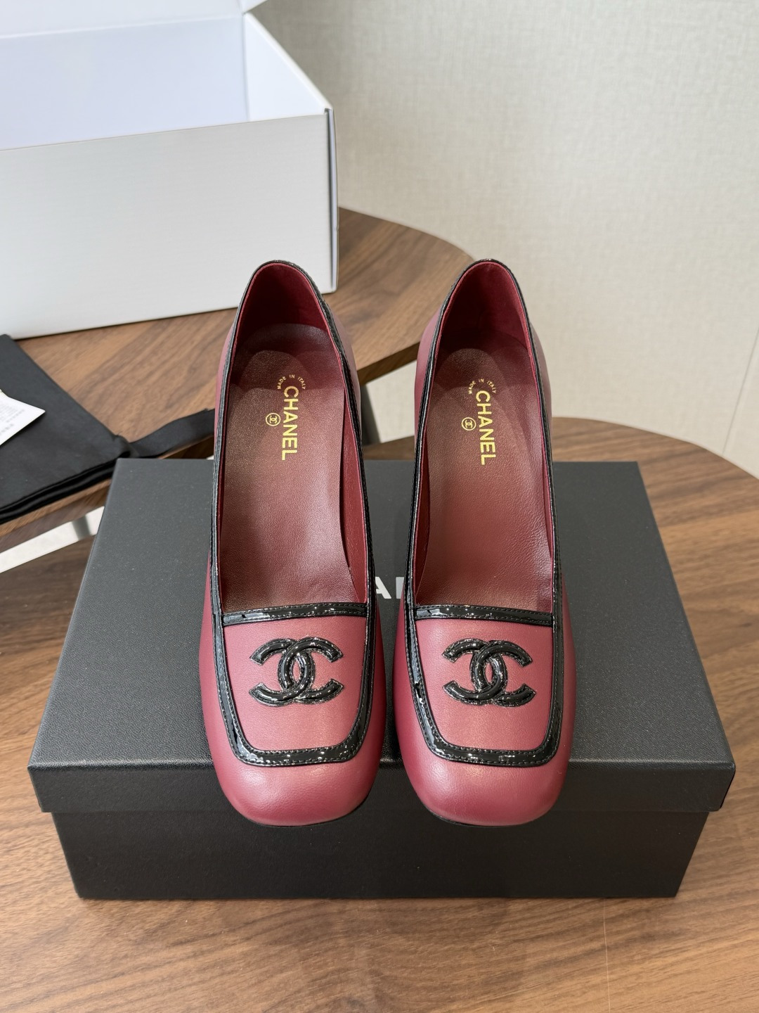 Chanel26SS早春新款方头拼色高跟鞋 经典方头鞋型自带复古高级感，拼色设计瞬间点亮整体造型，把香奈儿的品牌辨识度拉