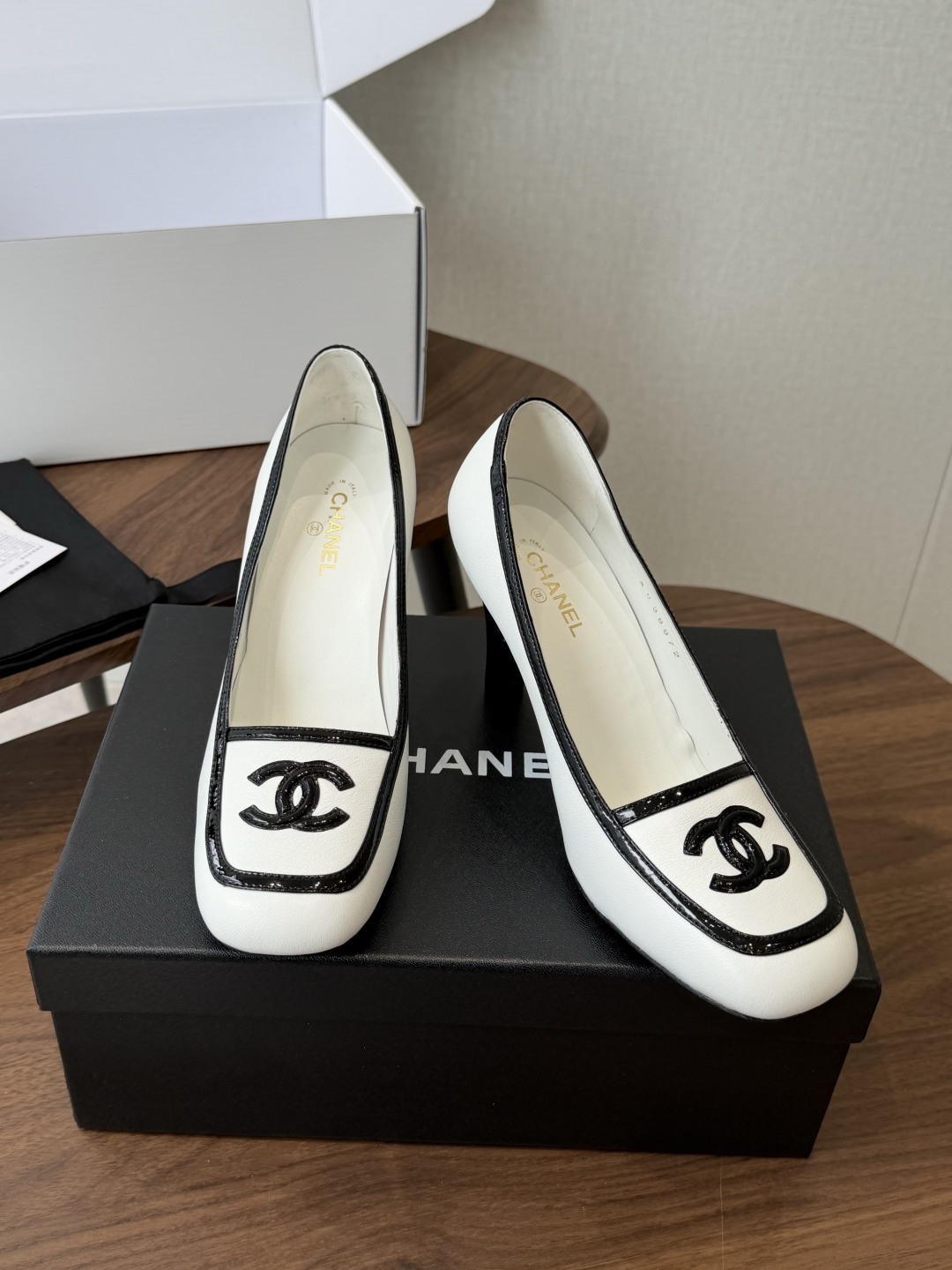 Chanel26SS早春新款方头拼色高跟鞋 经典方头鞋型自带复古高级感,拼色设计瞬间点亮整体造型,把香奈儿的品牌辨识度拉 Chanel26SS早春新款方头拼色高跟鞋 经典方头鞋型自带复古高级感,拼色设计瞬间点亮整体造型,把香奈儿的品牌辨识度拉