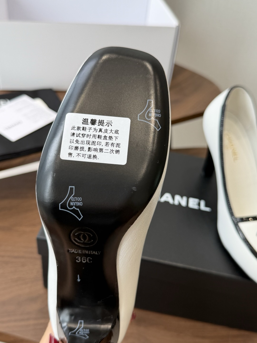Chanel26SS早春新款方头拼色高跟鞋 经典方头鞋型自带复古高级感,拼色设计瞬间点亮整体造型,把香奈儿的品牌辨识度拉 Chanel26SS早春新款方头拼色高跟鞋 经典方头鞋型自带复古高级感,拼色设计瞬间点亮整体造型,把香奈儿的品牌辨识度拉