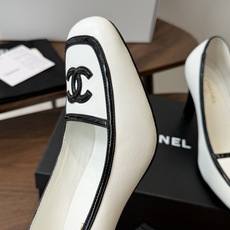 Chanel26SS早春新款方头拼色高跟鞋 经典方头鞋型自带复古高级感,拼色设计瞬间点亮整体造型,把香奈儿的品牌辨识度拉 Chanel26SS早春新款方头拼色高跟鞋 经典方头鞋型自带复古高级感,拼色设计瞬间点亮整体造型,把香奈儿的品牌辨识度拉