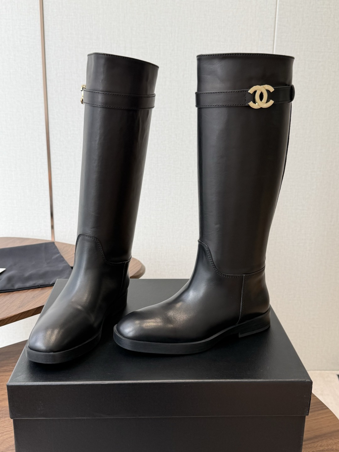 Chanel  26ss香奈儿中古款 切尔西 短靴  秋冬中古款 上脚特显腿型百搭  任何仙女都可以轻松驾驭   鞋面：