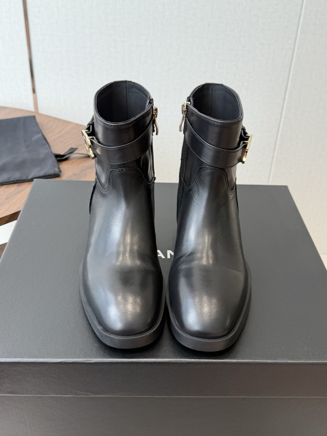 Chanel  26ss香奈儿中古款 切尔西 短靴  秋冬中古款 上脚特显腿型百搭  任何仙女都可以轻松驾驭   鞋面：