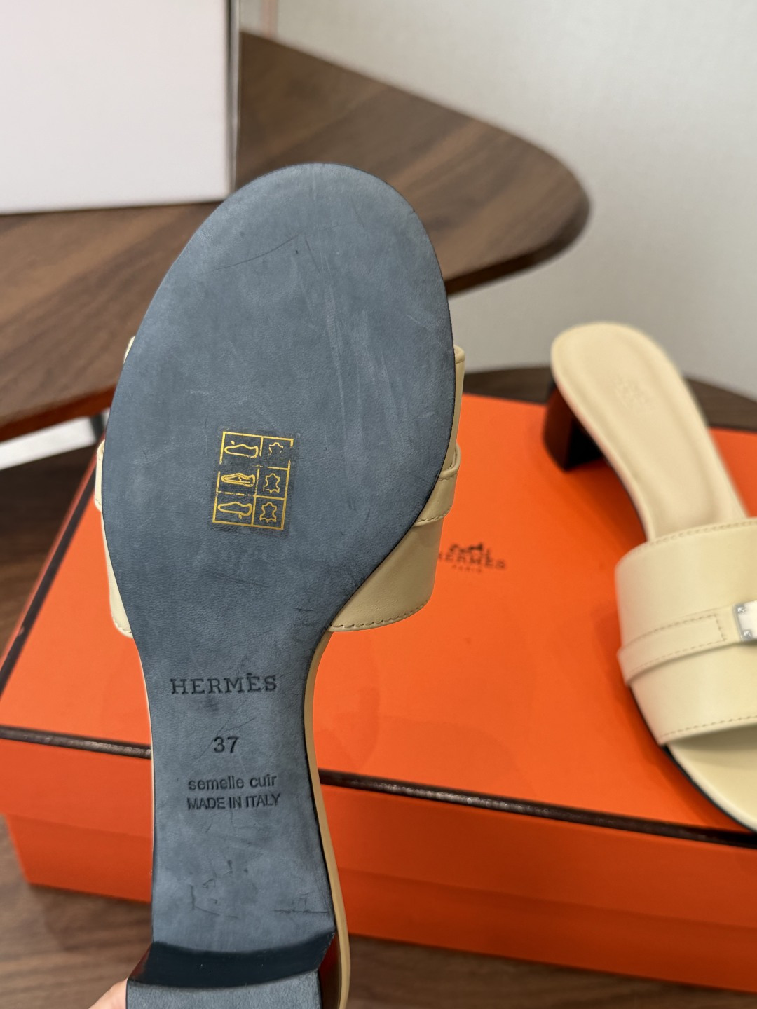 莞产Hermes爱马仕 26ss 凉拖鞋 经典的版型 ，搭配极具辨识度的扣子，上脚超级百搭好看时髦，各明星网红种草，春夏