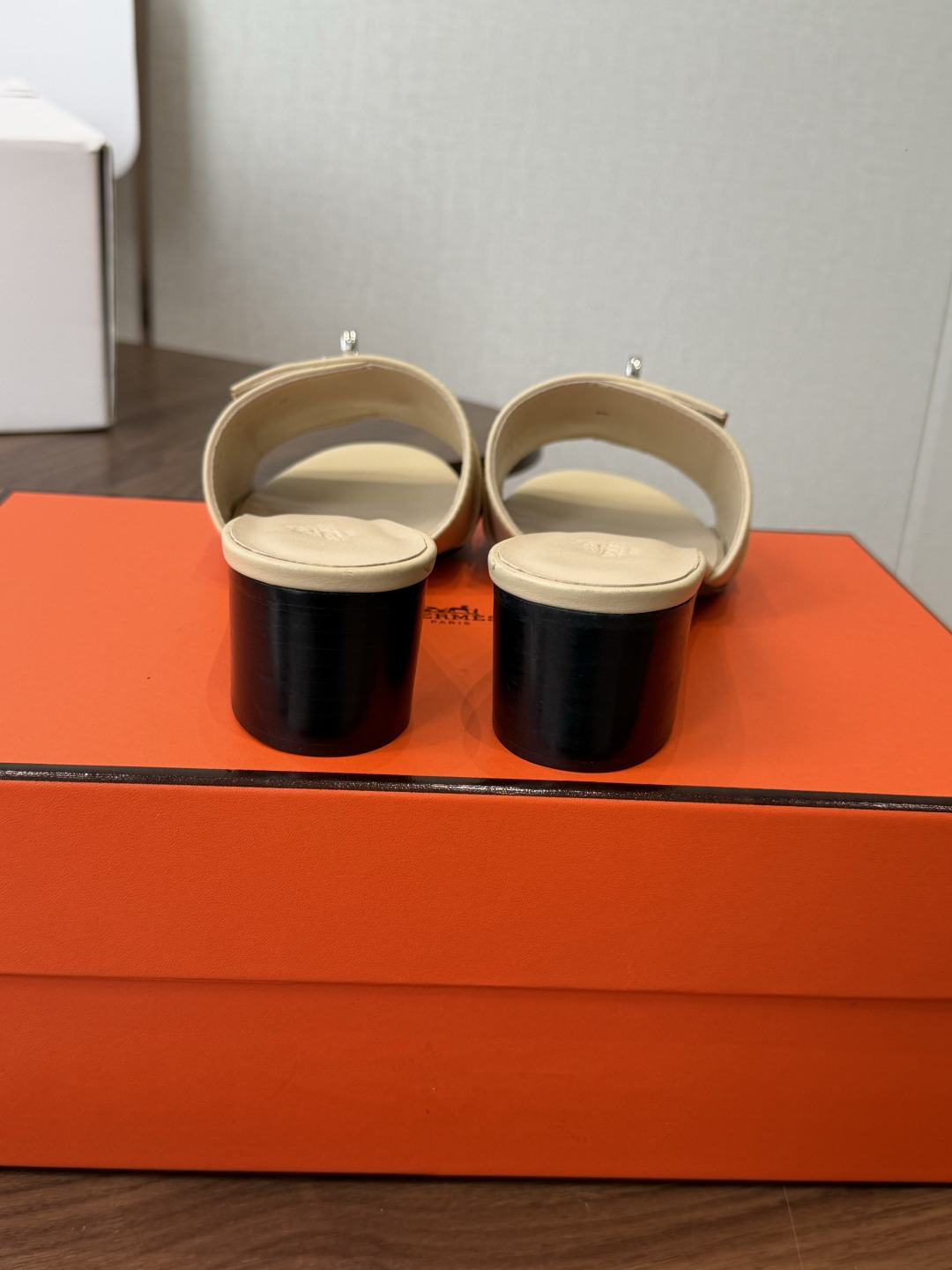 莞产Hermes爱马仕 26ss 凉拖鞋 经典的版型 ，搭配极具辨识度的扣子，上脚超级百搭好看时髦，各明星网红种草，春夏