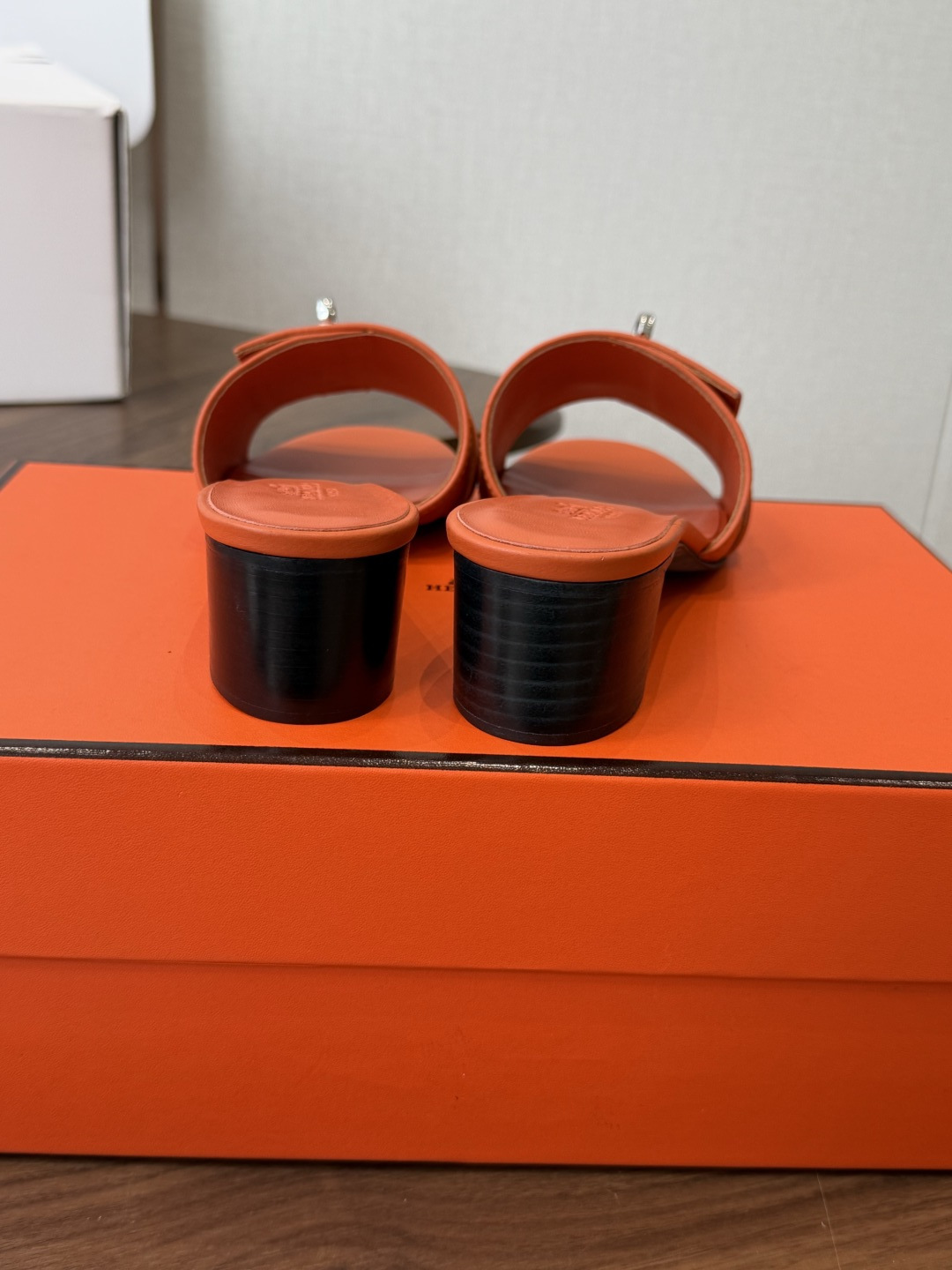 莞产Hermes爱马仕 26ss 凉拖鞋 经典的版型 ,搭配极具辨识度的扣子,上脚超级百搭好看时髦,各明星网红种草,春夏 莞产Hermes爱马仕 26ss 凉拖鞋 经典的版型 ,搭配极具辨识度的扣子,上脚超级百搭好看时髦,各明星网红种草,春夏