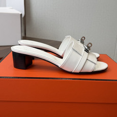 莞产Hermes爱马仕 26ss 凉拖鞋 经典的版型 ,搭配极具辨识度的扣子,上脚超级百搭好看时髦,各明星网红种草,春夏 莞产Hermes爱马仕 26ss 凉拖鞋 经典的版型 ,搭配极具辨识度的扣子,上脚超级百搭好看时髦,各明星网红种草,春夏