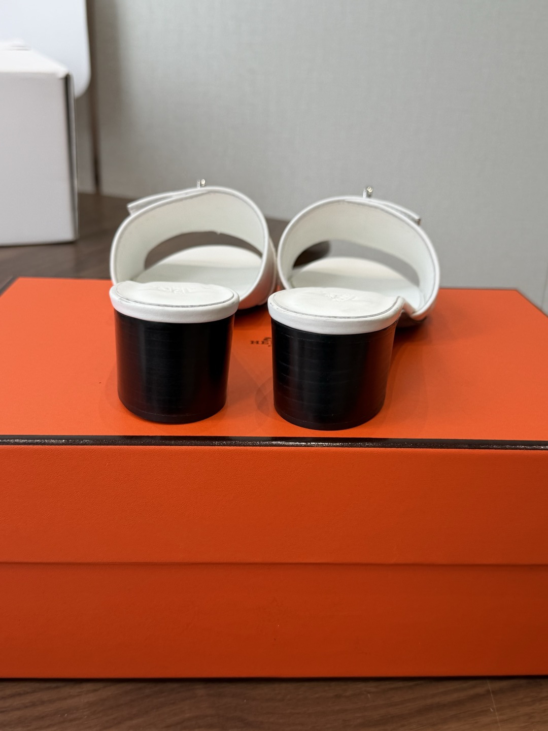 莞产Hermes爱马仕 26ss 凉拖鞋 经典的版型 ,搭配极具辨识度的扣子,上脚超级百搭好看时髦,各明星网红种草,春夏 莞产Hermes爱马仕 26ss 凉拖鞋 经典的版型 ,搭配极具辨识度的扣子,上脚超级百搭好看时髦,各明星网红种草,春夏