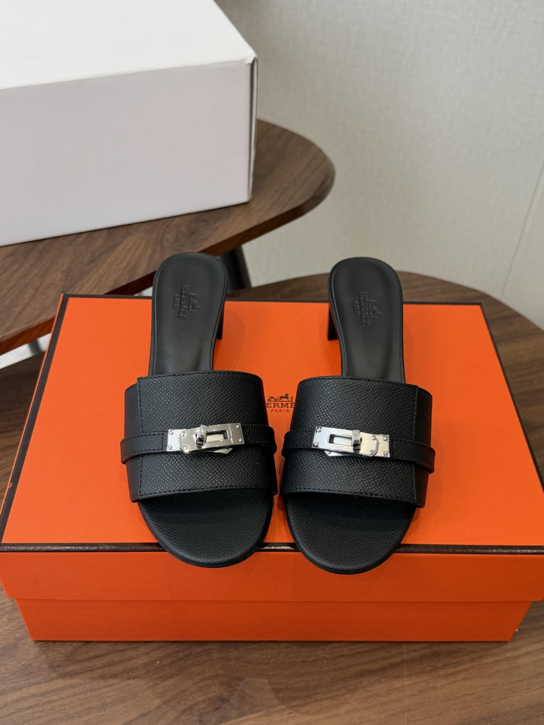 莞产Hermes爱马仕 26ss 凉拖鞋 经典的版型 ，搭配极具辨识度的扣子，上脚超级百搭好看时髦，各明星网红种草，春夏