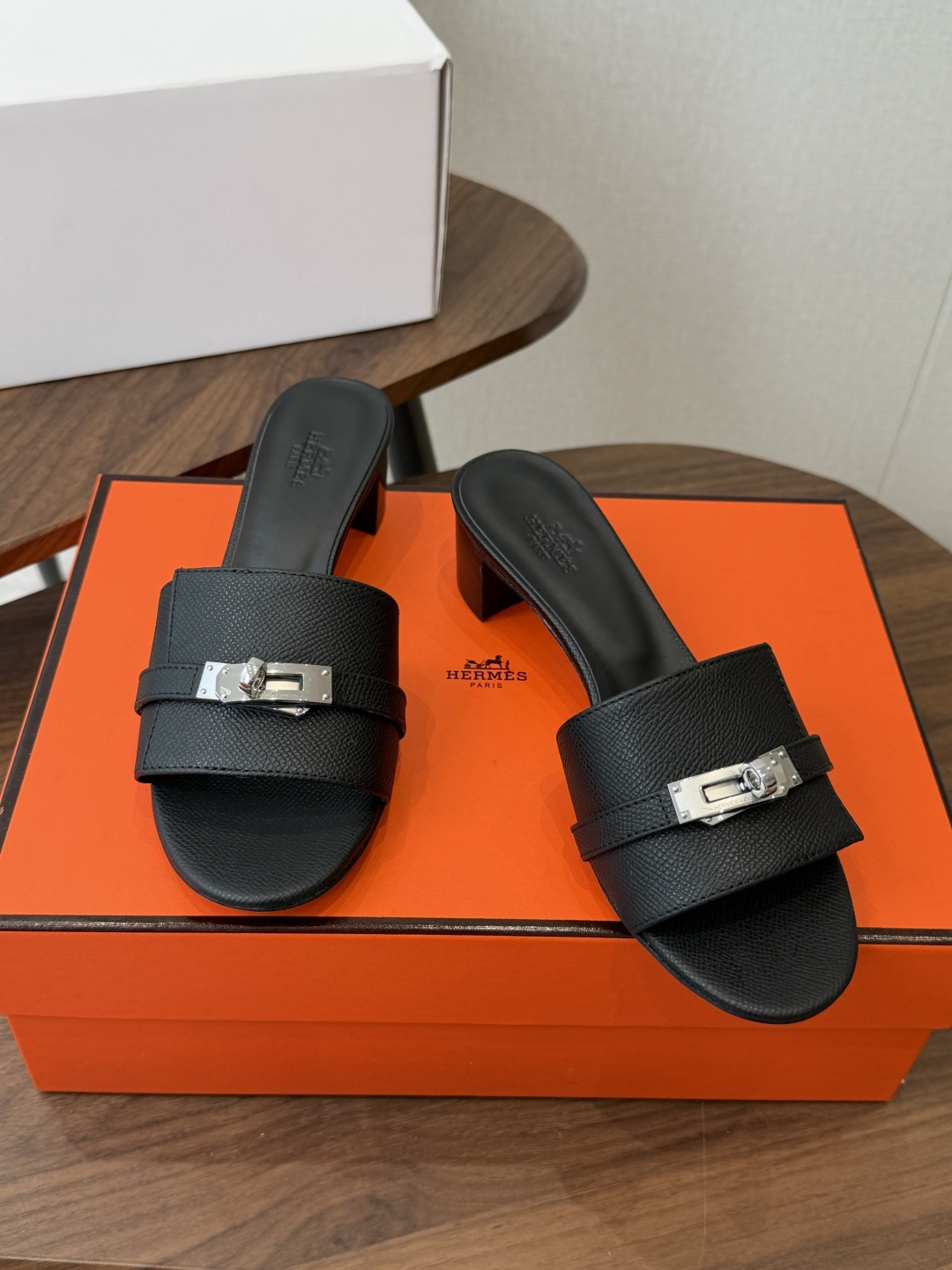 莞产Hermes爱马仕 26ss 凉拖鞋 经典的版型 ,搭配极具辨识度的扣子,上脚超级百搭好看时髦,各明星网红种草,春夏 莞产Hermes爱马仕 26ss 凉拖鞋 经典的版型 ,搭配极具辨识度的扣子,上脚超级百搭好看时髦,各明星网红种草,春夏
