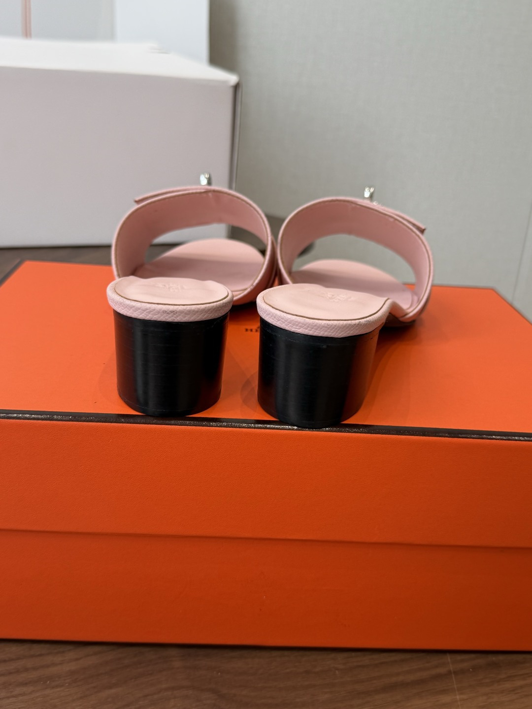 莞产Hermes爱马仕 26ss 凉拖鞋 经典的版型 ,搭配极具辨识度的扣子,上脚超级百搭好看时髦,各明星网红种草,春夏 莞产Hermes爱马仕 26ss 凉拖鞋 经典的版型 ,搭配极具辨识度的扣子,上脚超级百搭好看时髦,各明星网红种草,春夏