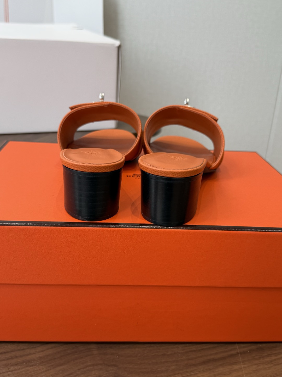 莞产Hermes爱马仕 26ss 凉拖鞋 经典的版型 ，搭配极具辨识度的扣子，上脚超级百搭好看时髦，各明星网红种草，春夏