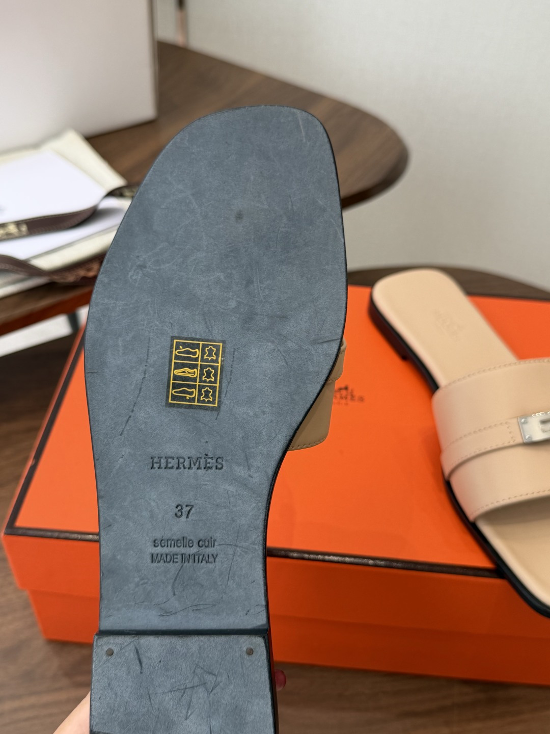 莞产Hermes爱马仕 26ss 凉拖鞋 经典的版型 ,搭配极具辨识度的扣子,上脚超级百搭好看时髦,各明星网红种草,春夏 莞产Hermes爱马仕 26ss 凉拖鞋 经典的版型 ,搭配极具辨识度的扣子,上脚超级百搭好看时髦,各明星网红种草,春夏
