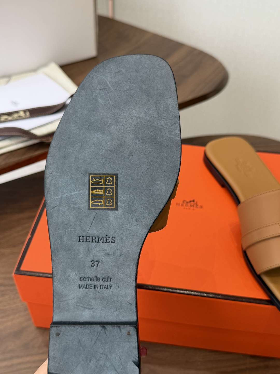 莞产Hermes爱马仕 26ss 凉拖鞋 经典的版型 ，搭配极具辨识度的扣子，上脚超级百搭好看时髦，各明星网红种草，春夏