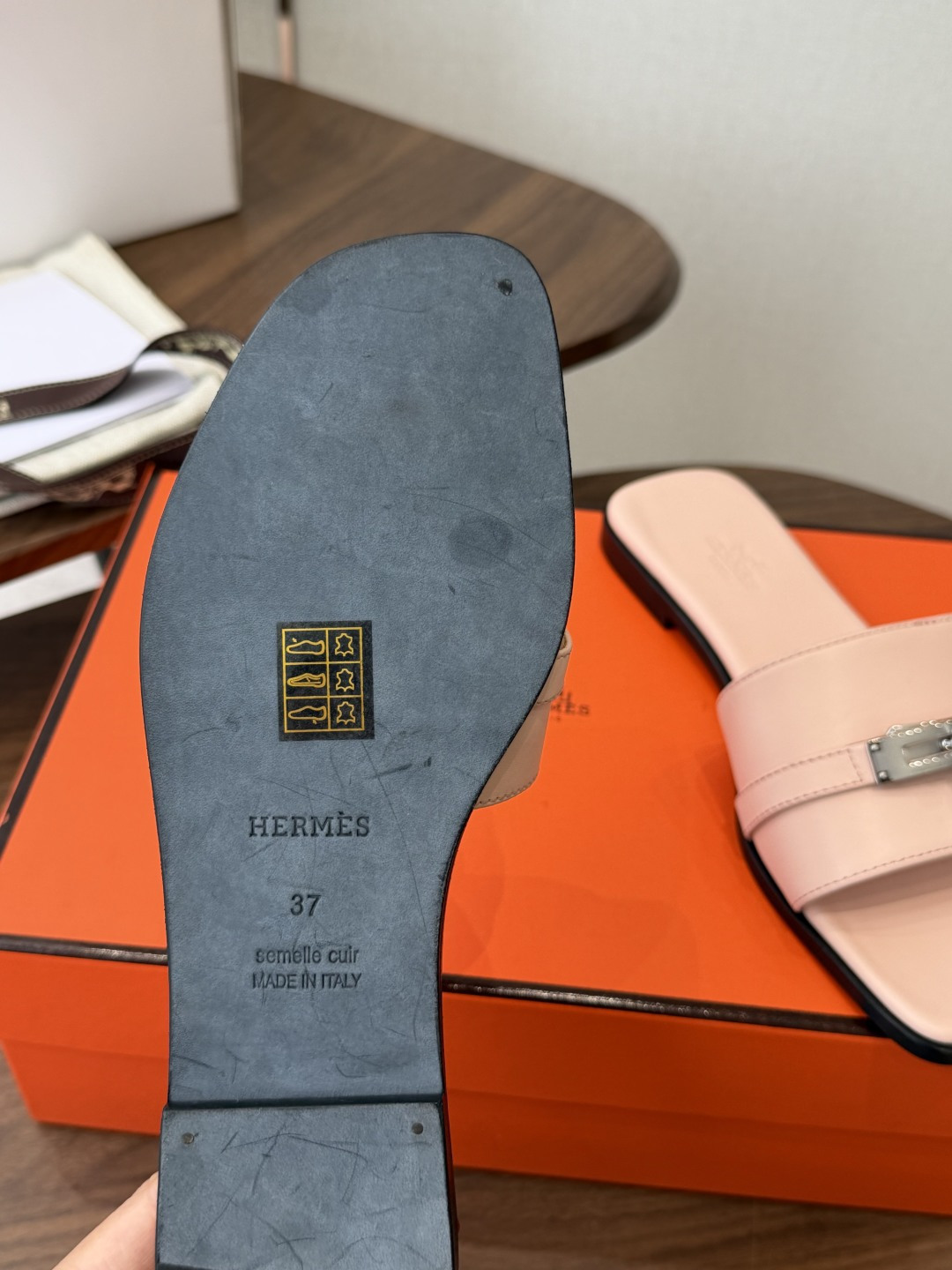 莞产Hermes爱马仕 26ss 凉拖鞋 经典的版型 ，搭配极具辨识度的扣子，上脚超级百搭好看时髦，各明星网红种草，春夏