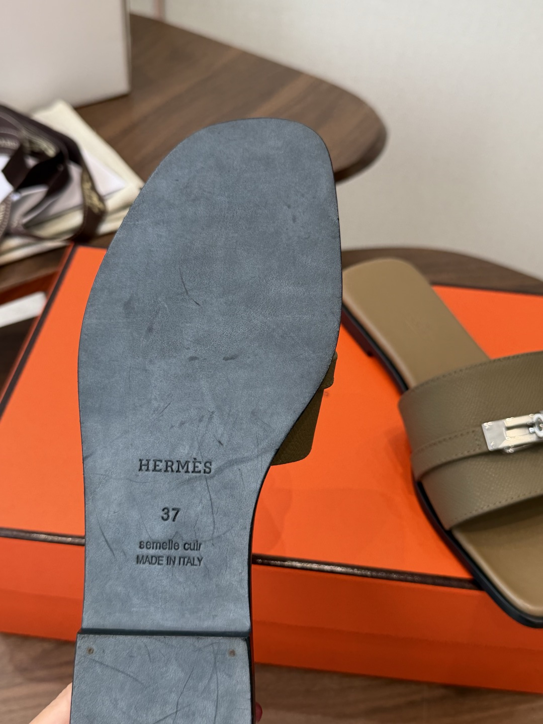 莞产Hermes爱马仕 26ss 凉拖鞋 经典的版型 ,搭配极具辨识度的扣子,上脚超级百搭好看时髦,各明星网红种草,春夏 莞产Hermes爱马仕 26ss 凉拖鞋 经典的版型 ,搭配极具辨识度的扣子,上脚超级百搭好看时髦,各明星网红种草,春夏