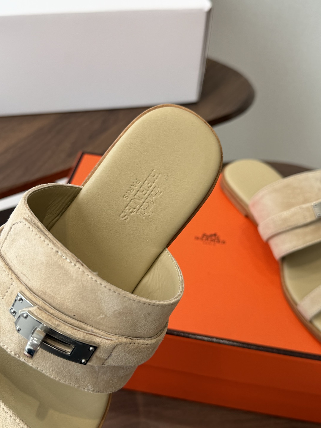 莞产Hermes爱马仕 26ss 最新 Kelly 凉拖经典的版型 搭配极具辨识度的上脚超级百搭好看时髦 超多明星网红 莞产Hermes爱马仕 26ss 最新 Kelly 凉拖经典的版型 搭配极具辨识度的上脚超级百搭好看时髦 超多明星网红