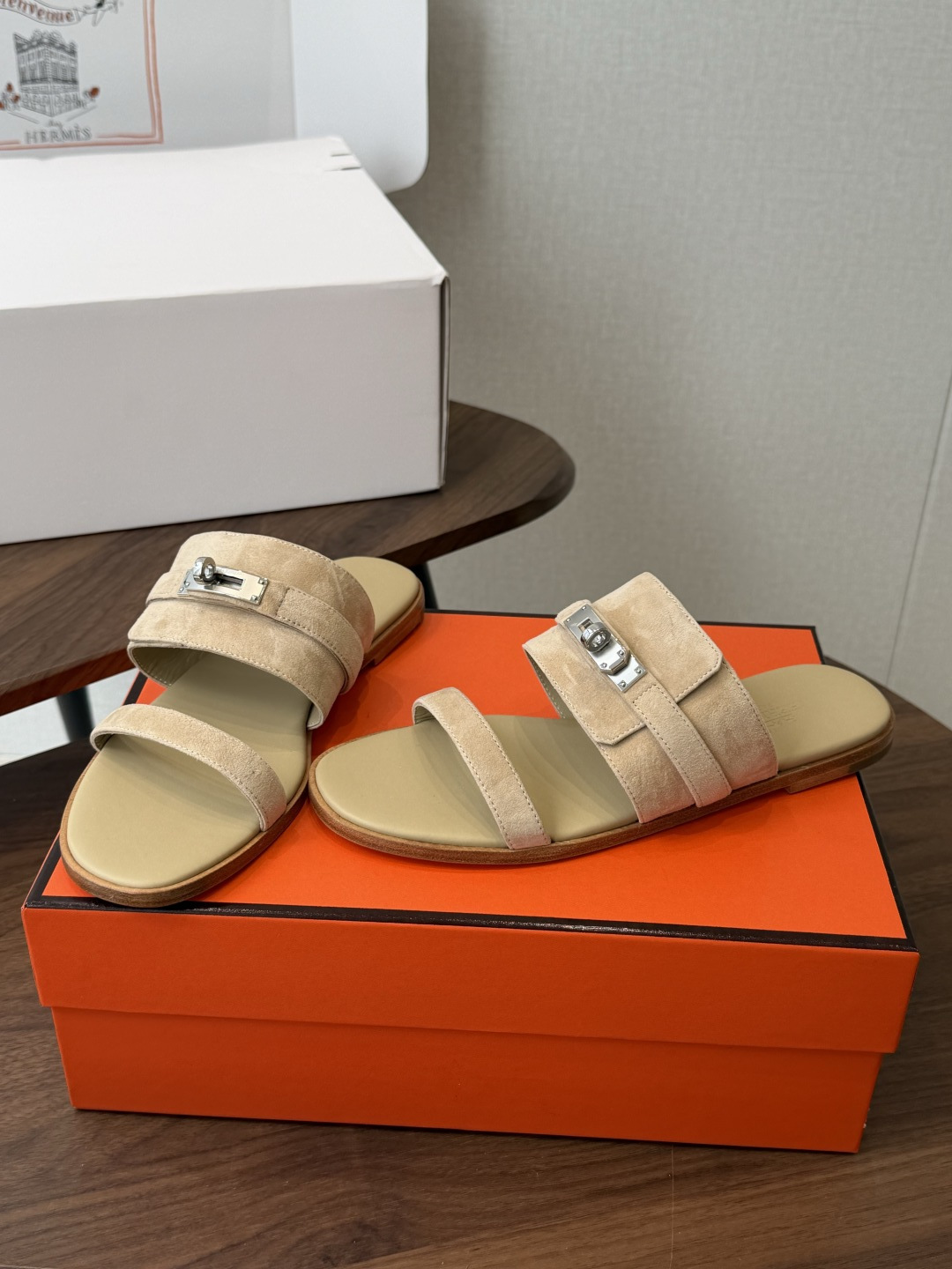 莞产Hermes爱马仕 26ss 最新 Kelly 凉拖经典的版型 搭配极具辨识度的上脚超级百搭好看时髦 超多明星网红 莞产Hermes爱马仕 26ss 最新 Kelly 凉拖经典的版型 搭配极具辨识度的上脚超级百搭好看时髦 超多明星网红