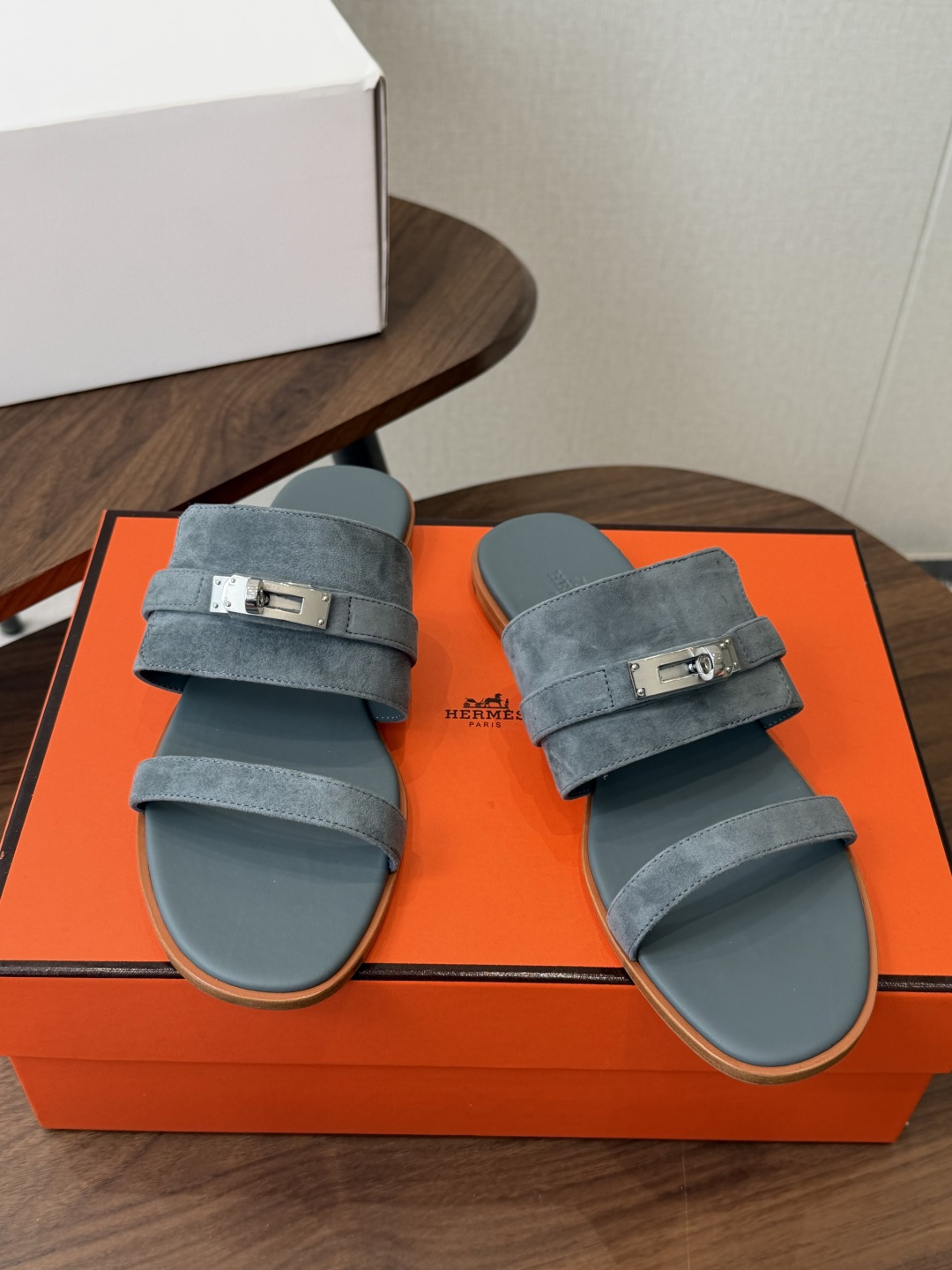 莞产Hermes爱马仕 26ss 最新 Kelly 凉拖经典的版型  搭配极具辨识度的上脚超级百搭好看时髦 超多明星网红