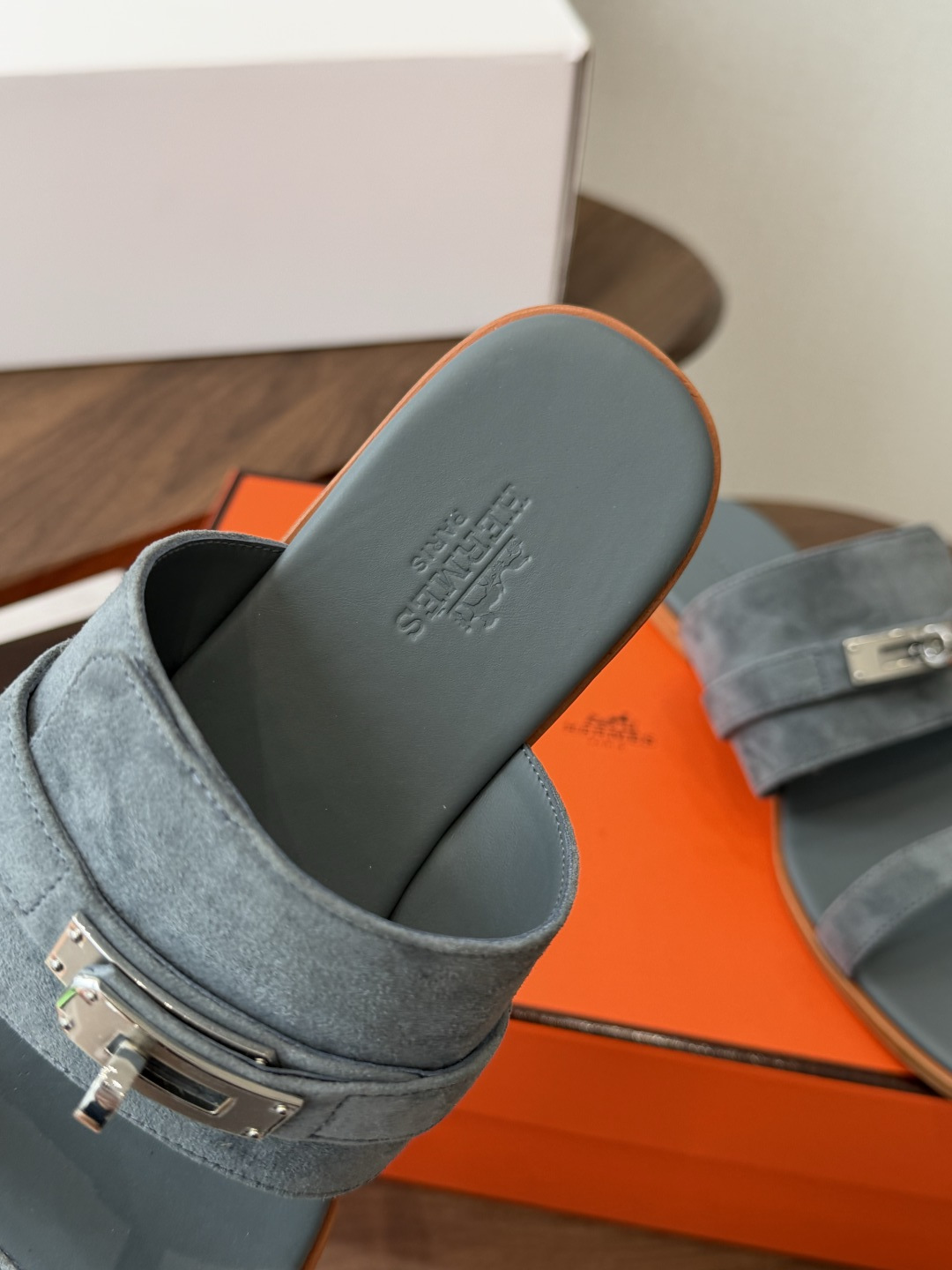 莞产Hermes爱马仕 26ss 最新 Kelly 凉拖经典的版型  搭配极具辨识度的上脚超级百搭好看时髦 超多明星网红