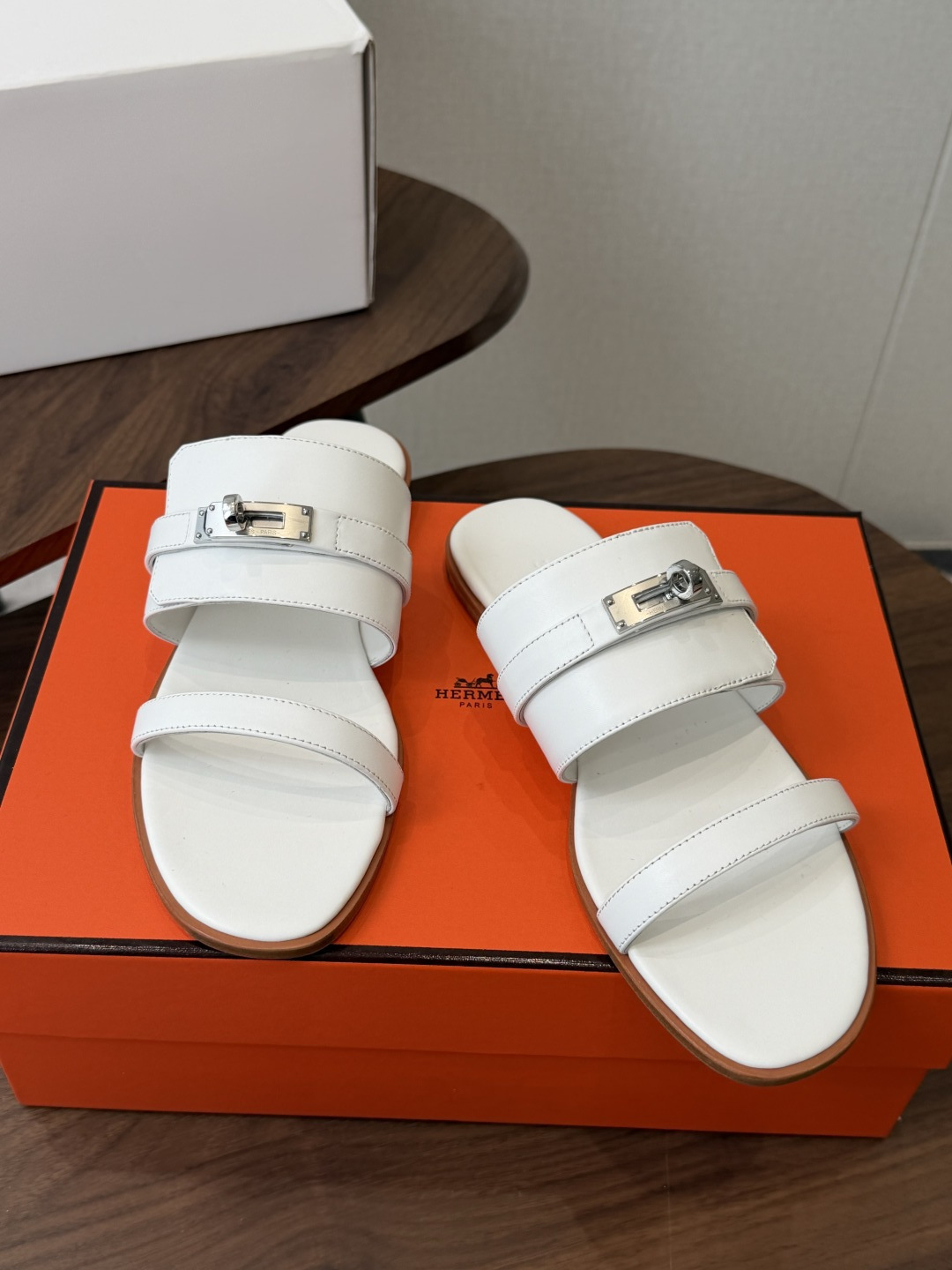 莞产Hermes爱马仕 26ss 最新 Kelly 凉拖经典的版型 搭配极具辨识度的上脚超级百搭好看时髦 超多明星网红 莞产Hermes爱马仕 26ss 最新 Kelly 凉拖经典的版型 搭配极具辨识度的上脚超级百搭好看时髦 超多明星网红