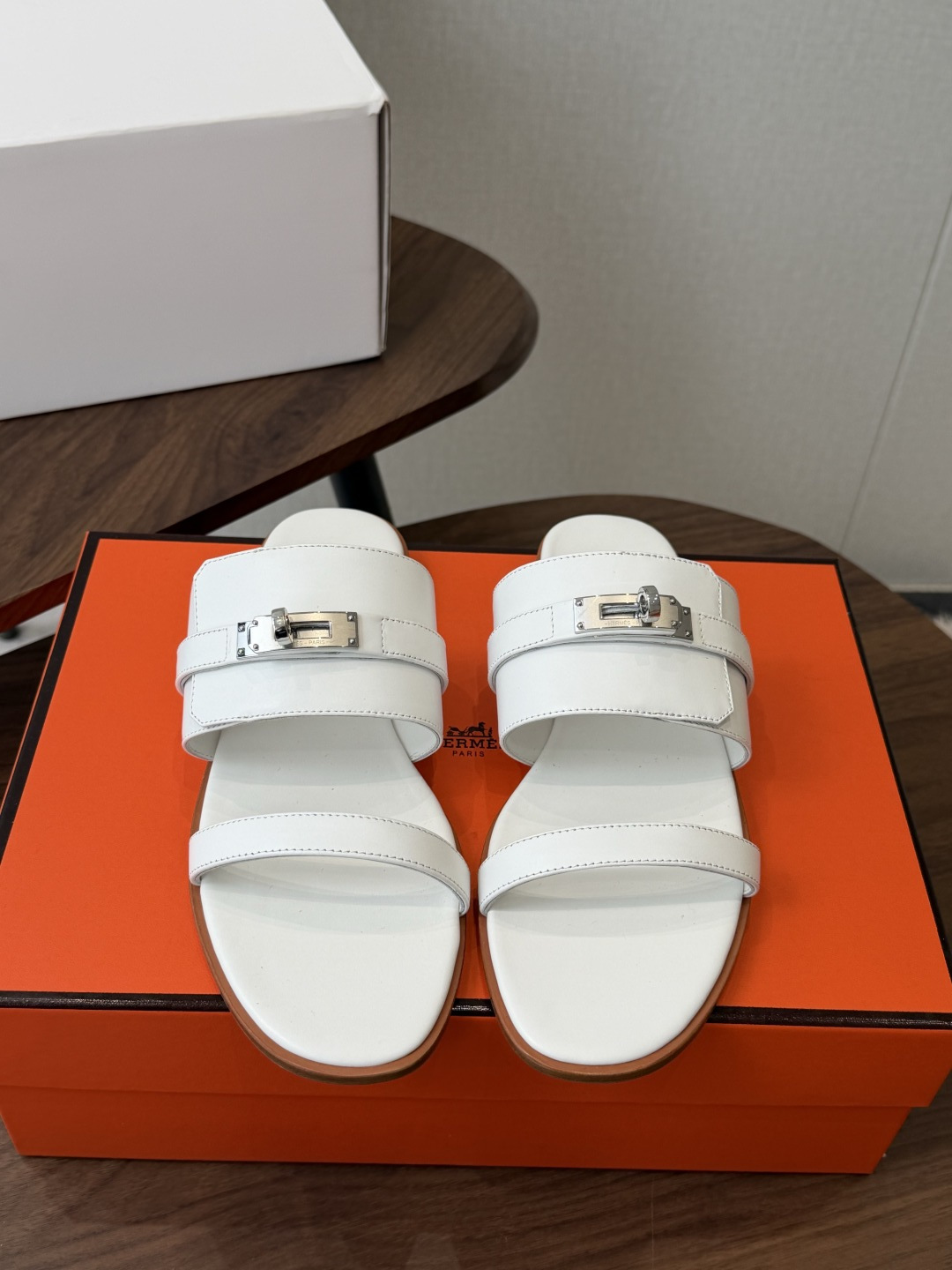 莞产Hermes爱马仕 26ss 最新 Kelly 凉拖经典的版型  搭配极具辨识度的上脚超级百搭好看时髦 超多明星网红