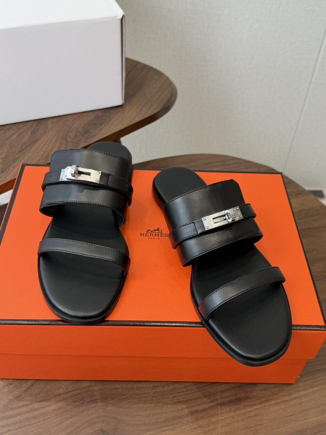 莞产Hermes爱马仕 26ss 最新 Kelly 凉拖经典的版型  搭配极具辨识度的上脚超级百搭好看时髦 超多明星网红