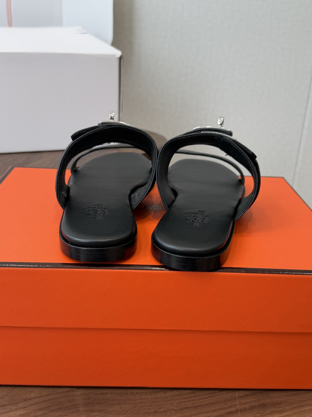 莞产Hermes爱马仕 26ss 最新 Kelly 凉拖经典的版型  搭配极具辨识度的上脚超级百搭好看时髦 超多明星网红