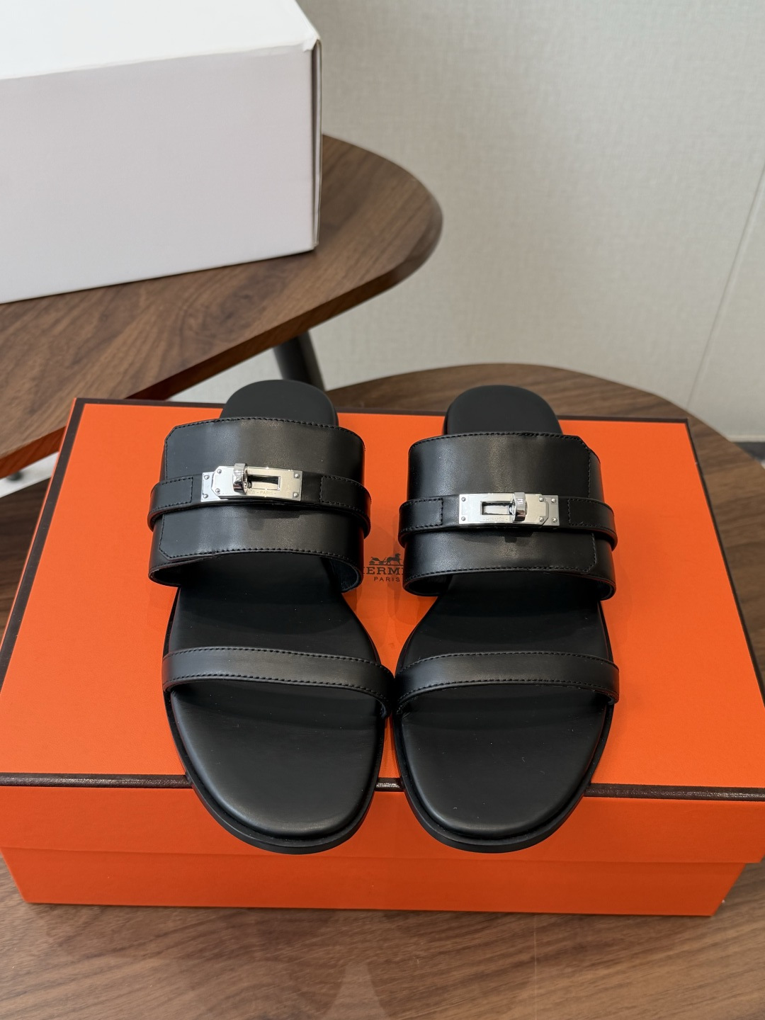 莞产Hermes爱马仕 26ss 最新 Kelly 凉拖经典的版型  搭配极具辨识度的上脚超级百搭好看时髦 超多明星网红