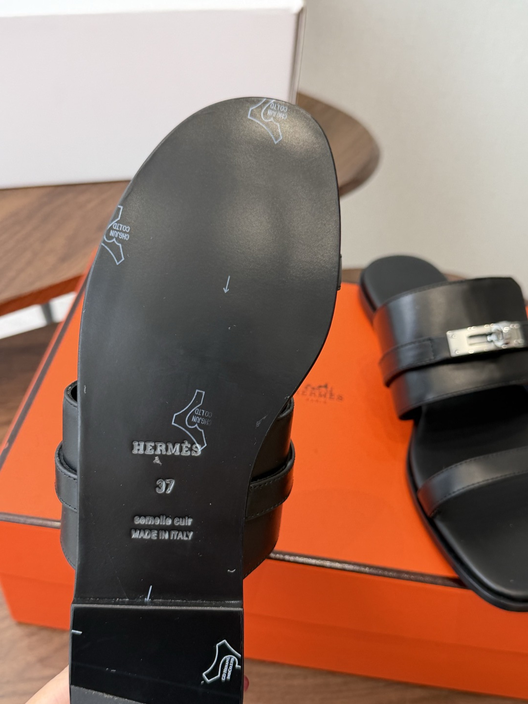 莞产Hermes爱马仕 26ss 最新 Kelly 凉拖经典的版型  搭配极具辨识度的上脚超级百搭好看时髦 超多明星网红