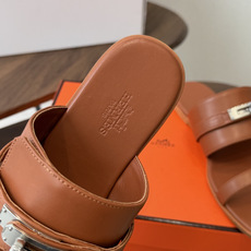 莞产Hermes爱马仕 26ss 最新 Kelly 凉拖经典的版型 搭配极具辨识度的上脚超级百搭好看时髦 超多明星网红 莞产Hermes爱马仕 26ss 最新 Kelly 凉拖经典的版型 搭配极具辨识度的上脚超级百搭好看时髦 超多明星网红