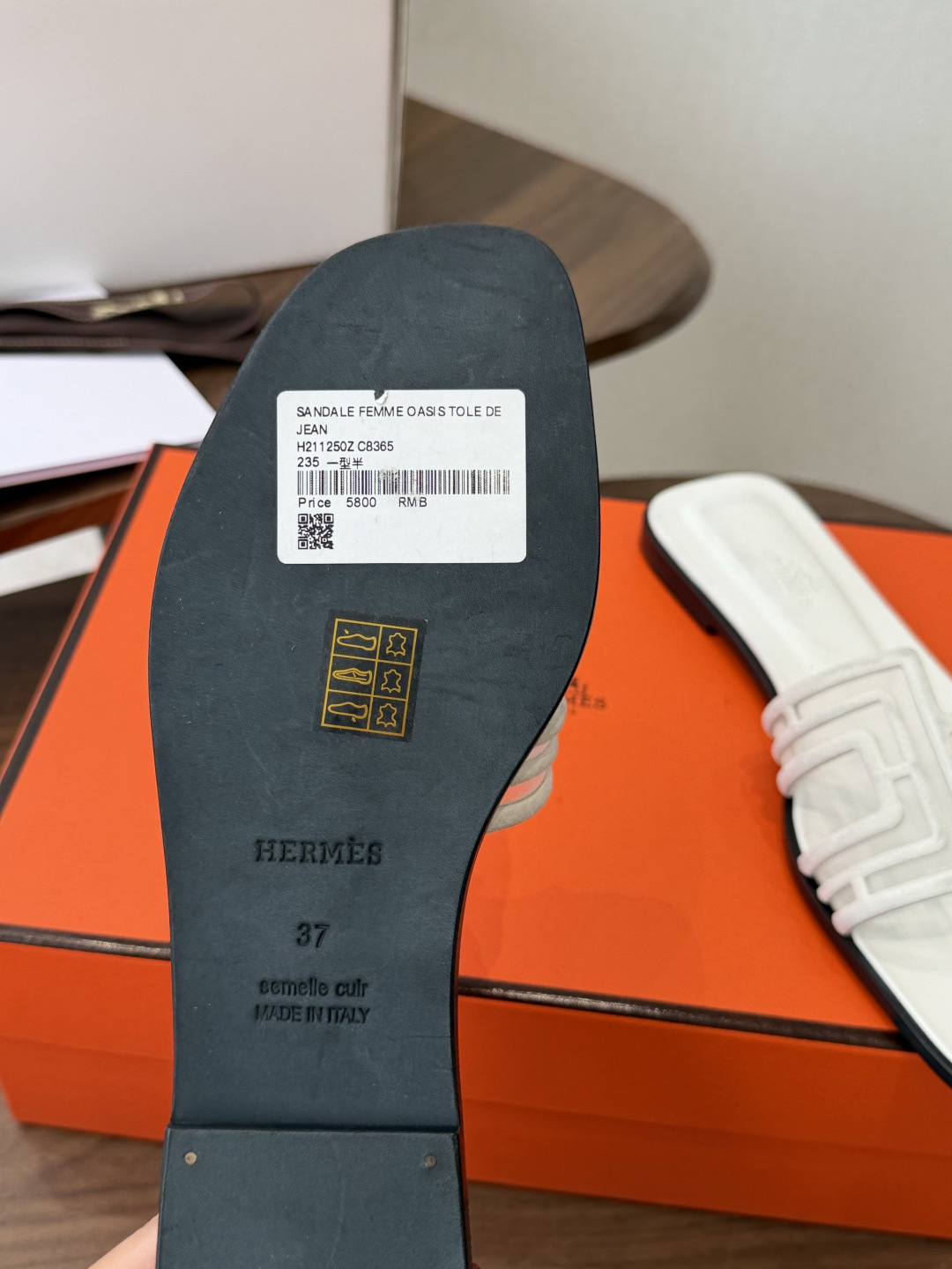 莞产Hermes爱马仕 26ss 凉拖鞋 经典的版型 ，搭配极具辨识度的扣子，上脚超级百搭好看时髦，各明星网红种草，春夏