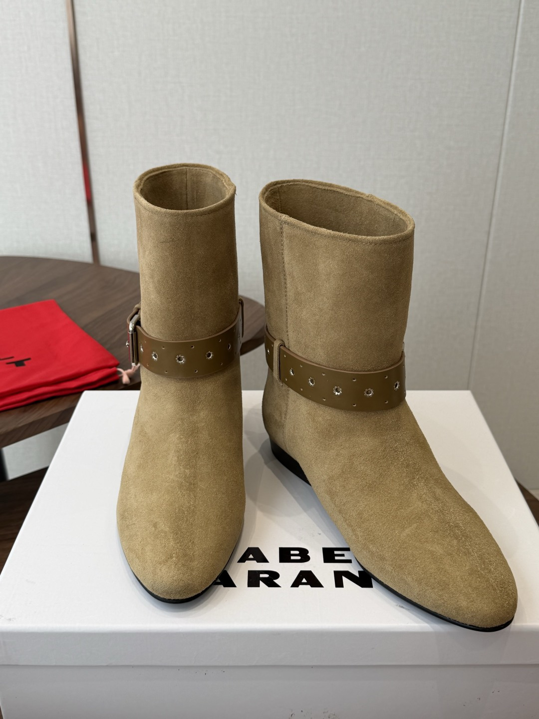 Isabel Marant 伊莎贝尔 26ss 少女感 一眼就心动 一脚蹬平底短靴 isabel marant Isabel Marant 伊莎贝尔 26ss 少女感 一眼就心动 一脚蹬平底短靴 isabel marant