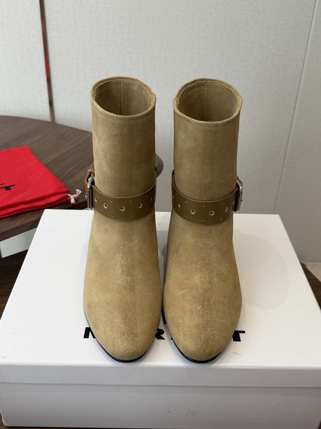 Isabel Marant  伊莎贝尔 26ss 少女感  一眼就心动 一脚蹬平底短靴  isabel marant  