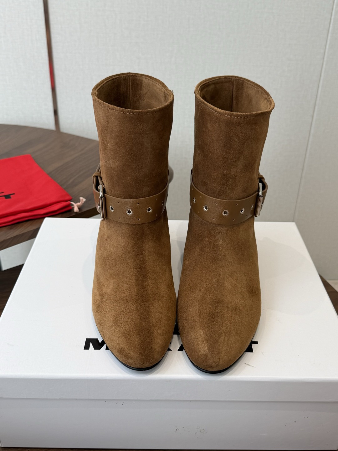 Isabel Marant  伊莎贝尔 26ss 少女感  一眼就心动 一脚蹬平底短靴  isabel marant  