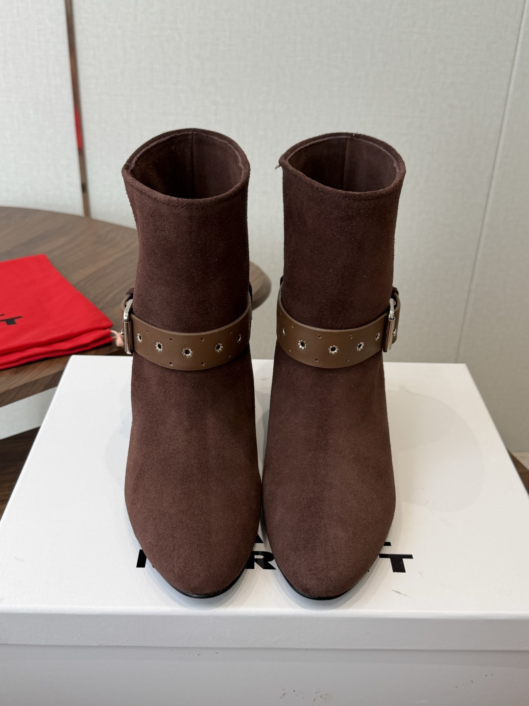 Isabel Marant  伊莎贝尔 26ss 少女感  一眼就心动 一脚蹬平底短靴  isabel marant  