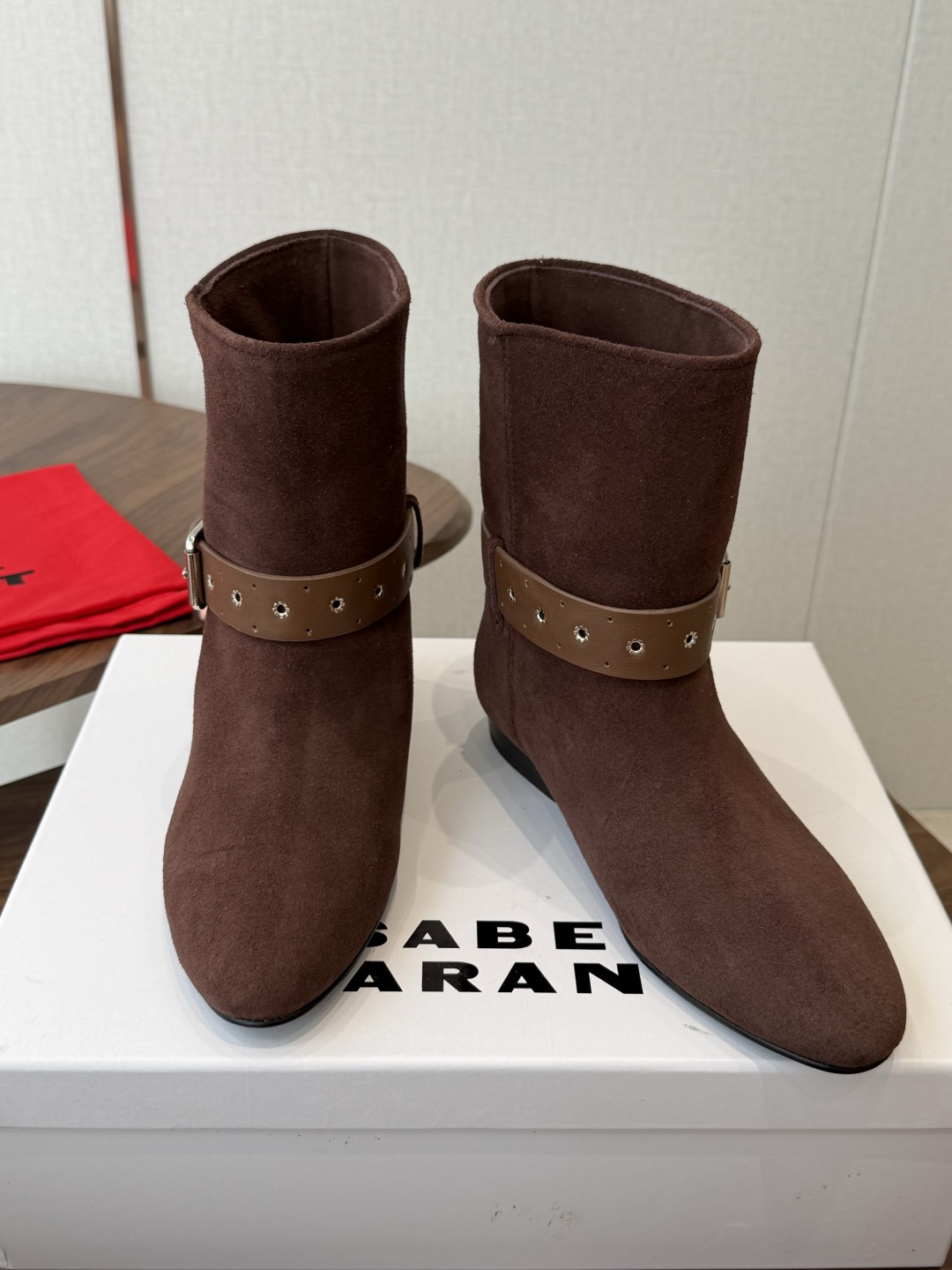 Isabel Marant  伊莎贝尔 26ss 少女感  一眼就心动 一脚蹬平底短靴  isabel marant  