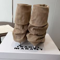 Isabel Marant 伊莎贝尔 26ss 尖头细跟短靴 一脚蹬细跟短靴,麟片皮孔点缀短靴腰身,时尚感满满,银色小 Isabel Marant 伊莎贝尔 26ss 尖头细跟短靴 一脚蹬细跟短靴,麟片皮孔点缀短靴腰身,时尚感满满,银色小