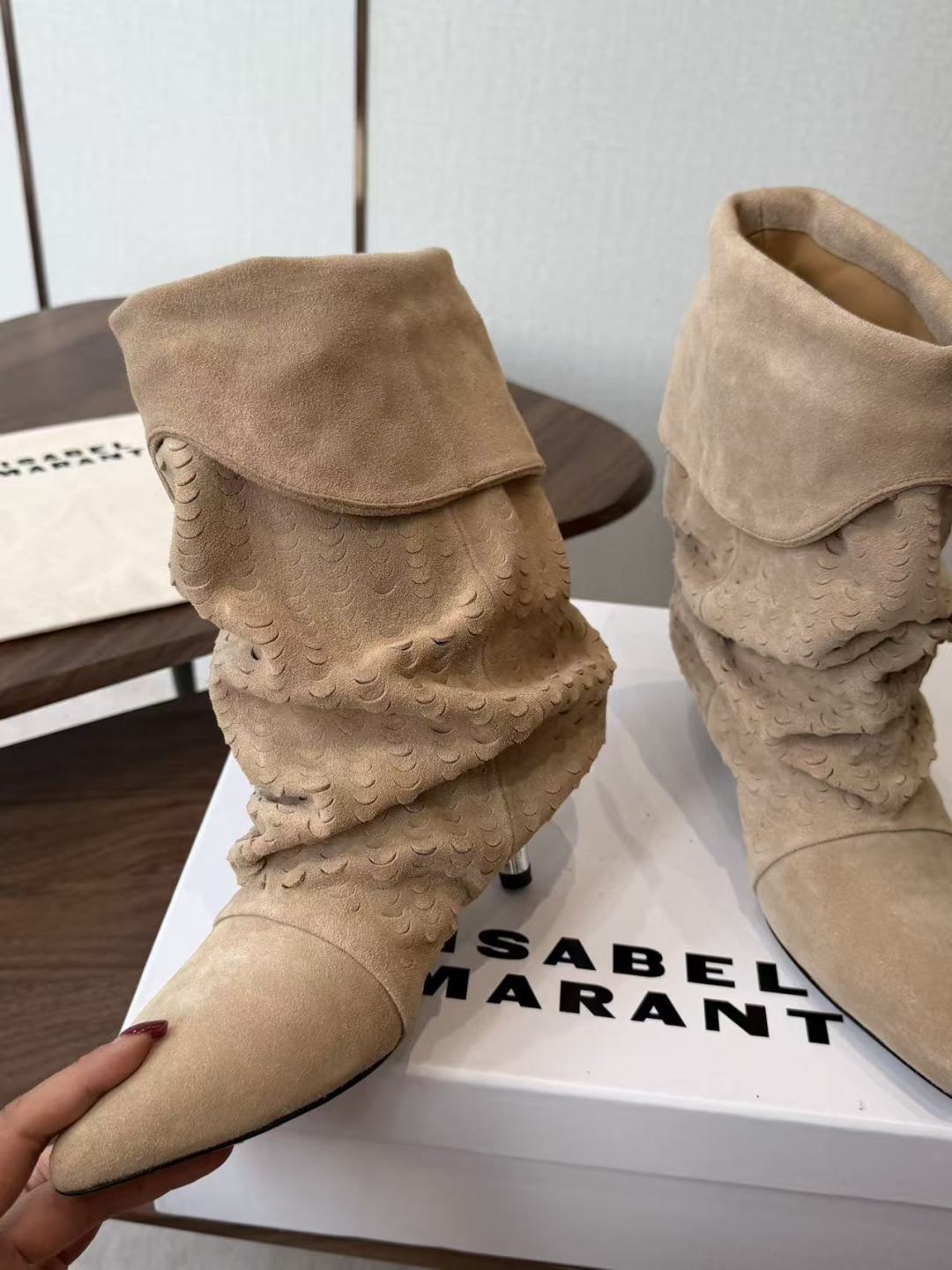 Isabel Marant 伊莎贝尔 26ss 尖头细跟短靴 一脚蹬细跟短靴,麟片皮孔点缀短靴腰身,时尚感满满,银色小 Isabel Marant 伊莎贝尔 26ss 尖头细跟短靴 一脚蹬细跟短靴,麟片皮孔点缀短靴腰身,时尚感满满,银色小