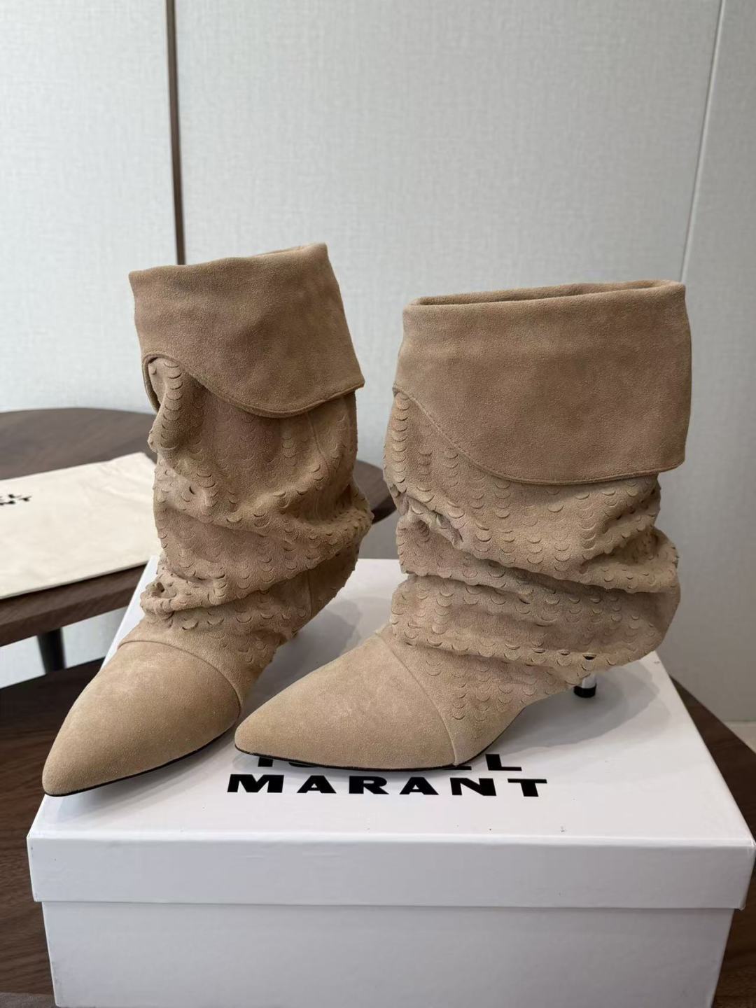 Isabel Marant 伊莎贝尔 26ss 尖头细跟短靴 一脚蹬细跟短靴,麟片皮孔点缀短靴腰身,时尚感满满,银色小 Isabel Marant 伊莎贝尔 26ss 尖头细跟短靴 一脚蹬细跟短靴,麟片皮孔点缀短靴腰身,时尚感满满,银色小