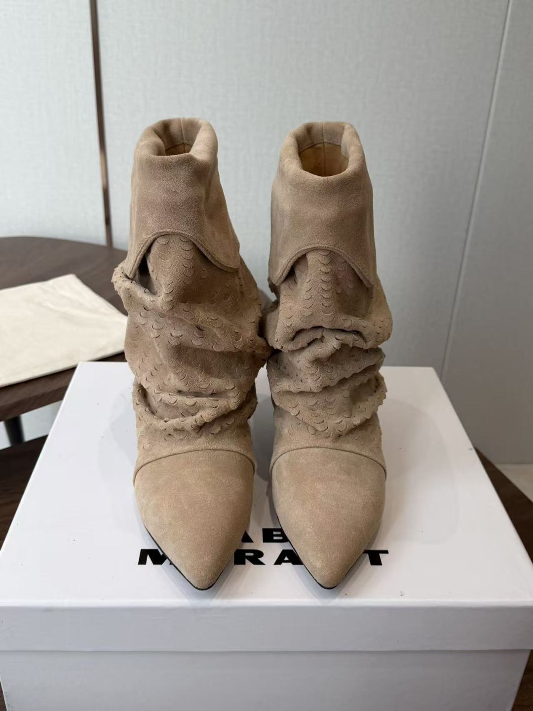 Isabel Marant  伊莎贝尔 26ss 尖头细跟短靴 一脚蹬细跟短靴，麟片皮孔点缀短靴腰身，时尚感满满，银色小