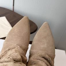 Isabel Marant 伊莎贝尔 26ss 尖头细跟短靴 一脚蹬细跟短靴,麟片皮孔点缀短靴腰身,时尚感满满,银色小 Isabel Marant 伊莎贝尔 26ss 尖头细跟短靴 一脚蹬细跟短靴,麟片皮孔点缀短靴腰身,时尚感满满,银色小