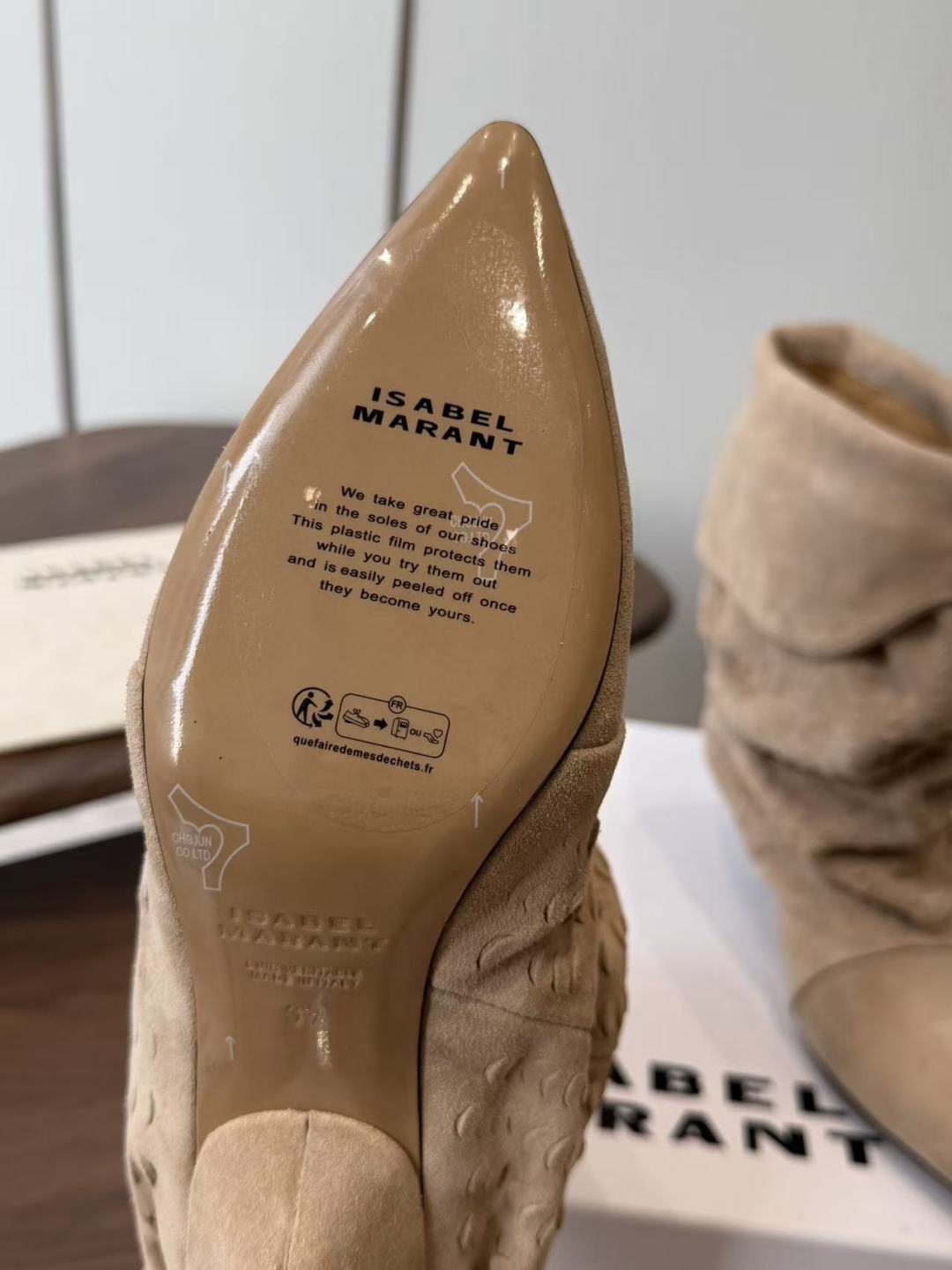 Isabel Marant 伊莎贝尔 26ss 尖头细跟短靴 一脚蹬细跟短靴,麟片皮孔点缀短靴腰身,时尚感满满,银色小 Isabel Marant 伊莎贝尔 26ss 尖头细跟短靴 一脚蹬细跟短靴,麟片皮孔点缀短靴腰身,时尚感满满,银色小