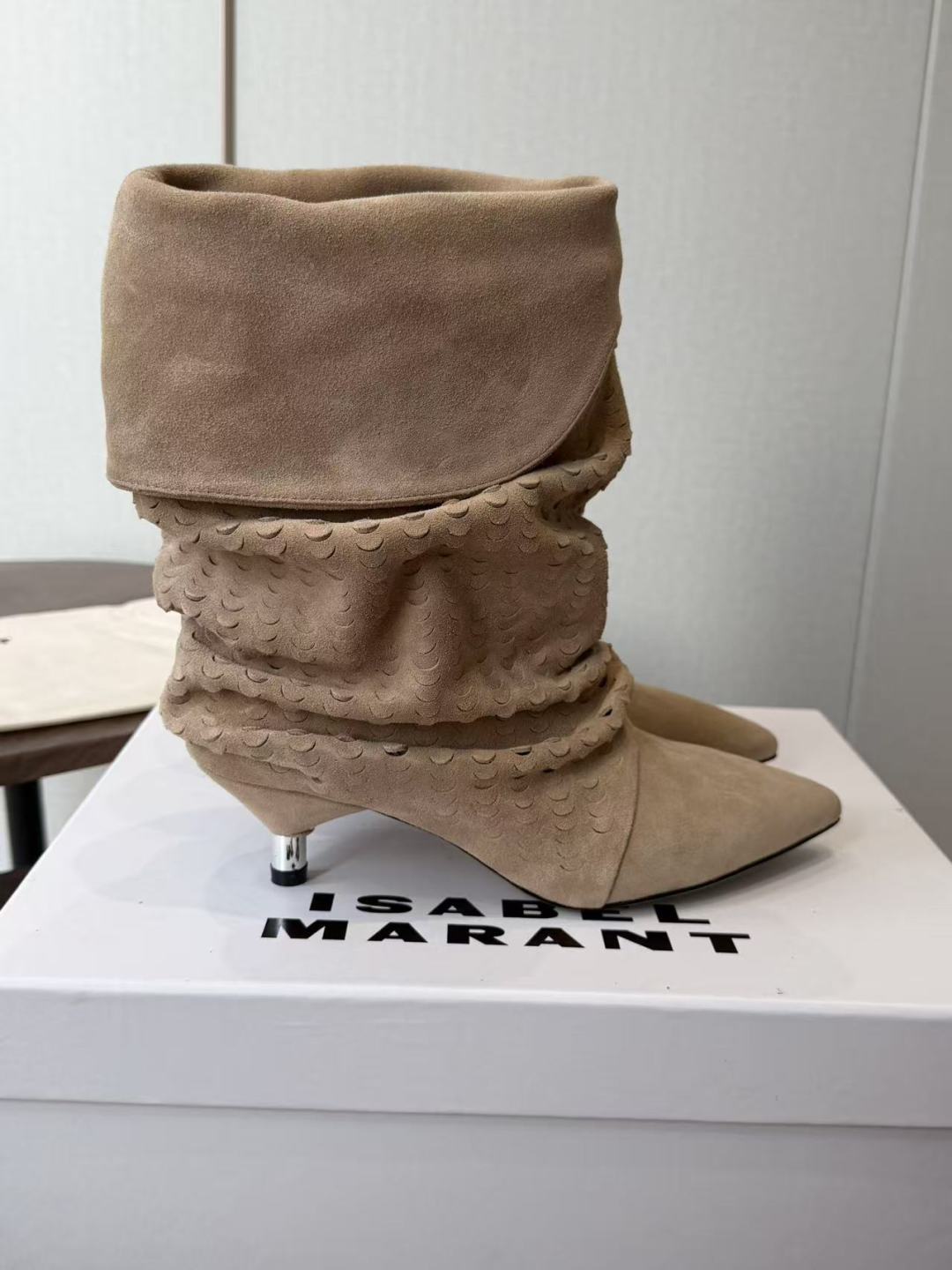 Isabel Marant 伊莎贝尔 26ss 尖头细跟短靴 一脚蹬细跟短靴,麟片皮孔点缀短靴腰身,时尚感满满,银色小 Isabel Marant 伊莎贝尔 26ss 尖头细跟短靴 一脚蹬细跟短靴,麟片皮孔点缀短靴腰身,时尚感满满,银色小