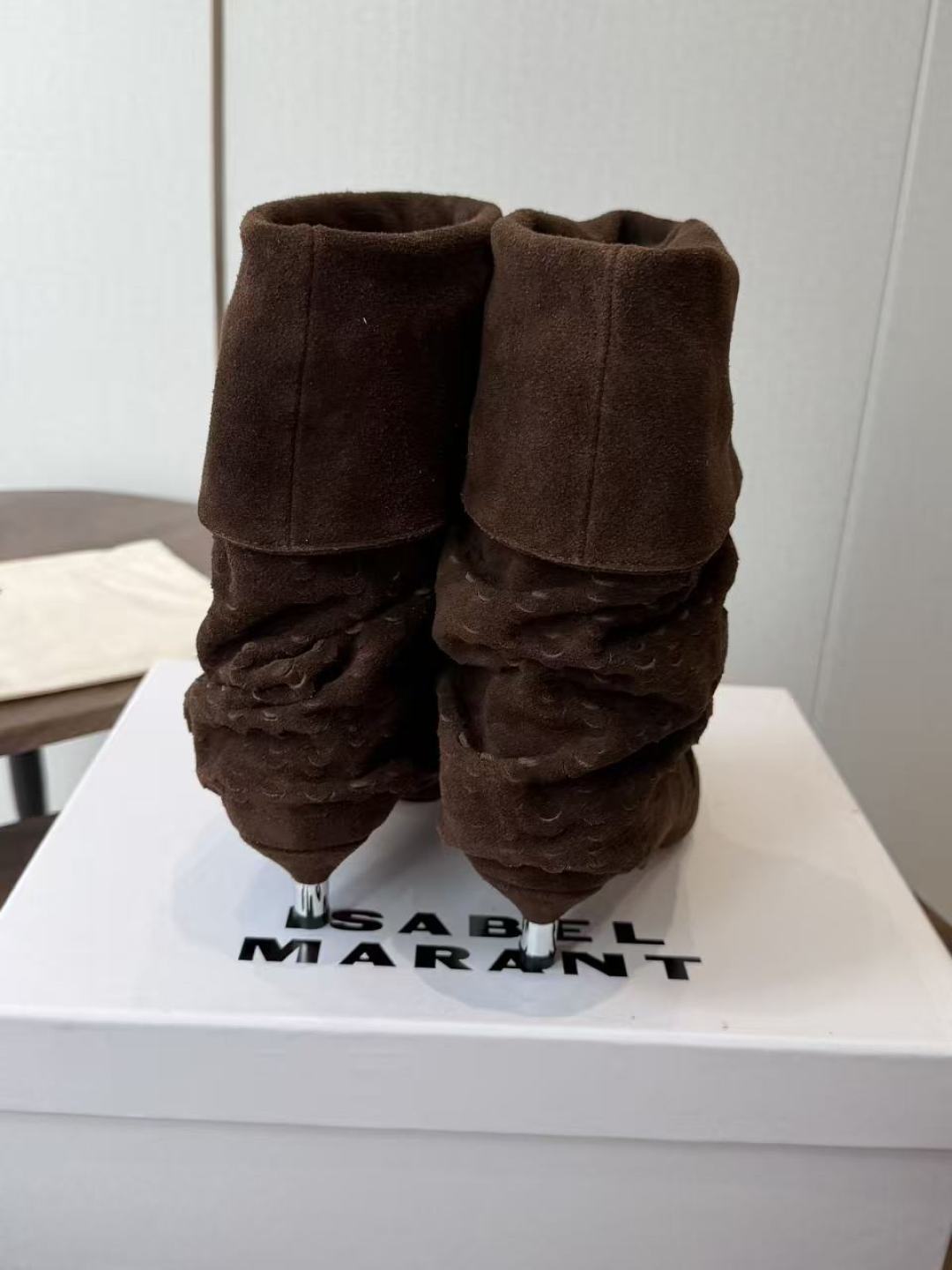 Isabel Marant 伊莎贝尔 26ss 尖头细跟短靴 一脚蹬细跟短靴,麟片皮孔点缀短靴腰身,时尚感满满,银色小 Isabel Marant 伊莎贝尔 26ss 尖头细跟短靴 一脚蹬细跟短靴,麟片皮孔点缀短靴腰身,时尚感满满,银色小